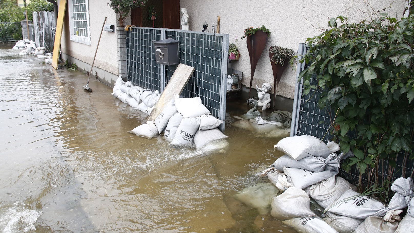 Heftige Regenfälle treffen den Süden. Es drohen wieder Überschwemmungen. (Archivbild)