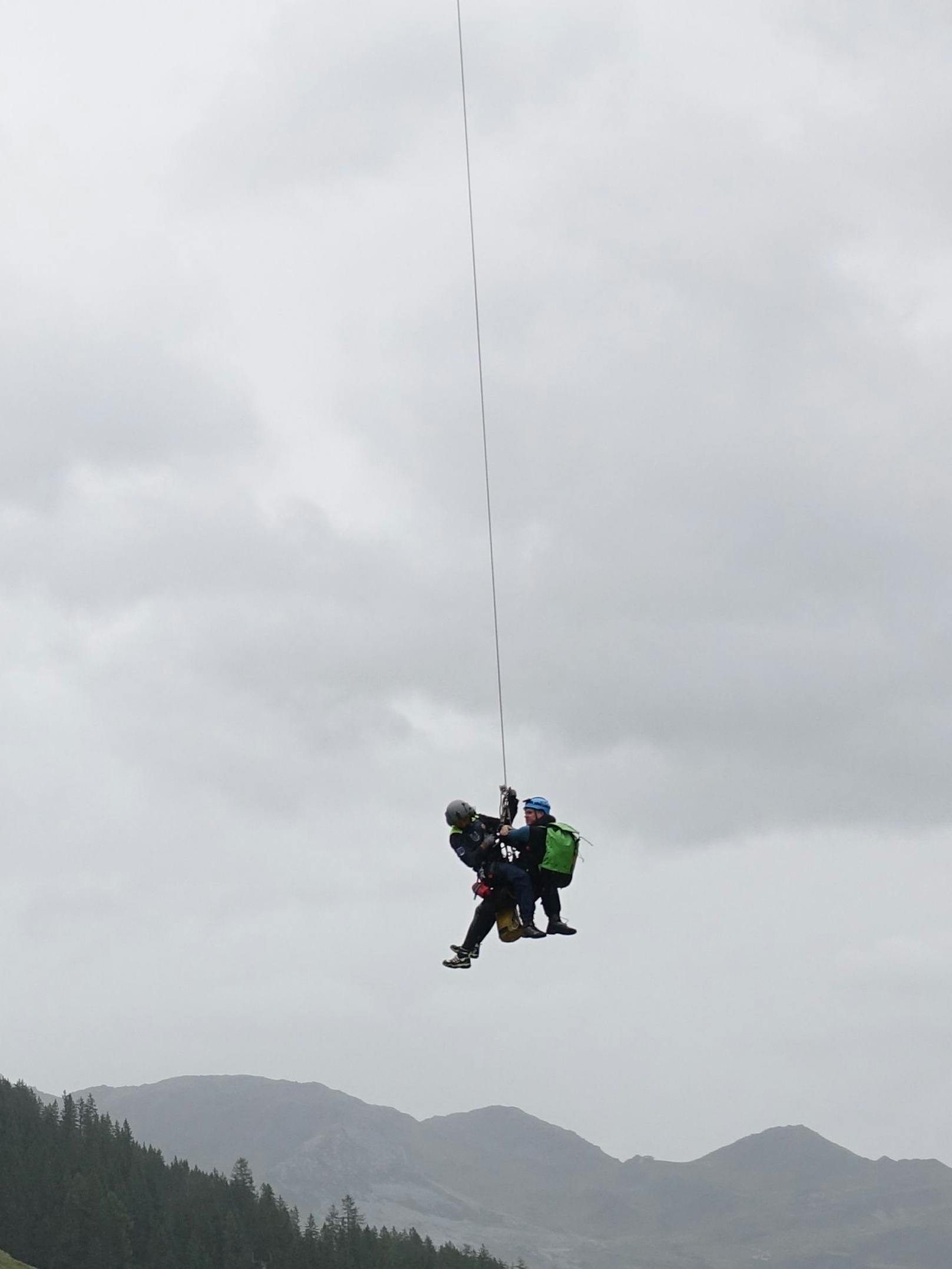 Drei Personen der Canyoning-Gruppe wurden von der Besatzung des Polizeihubschraubers "Libelle" ausgeflogen.