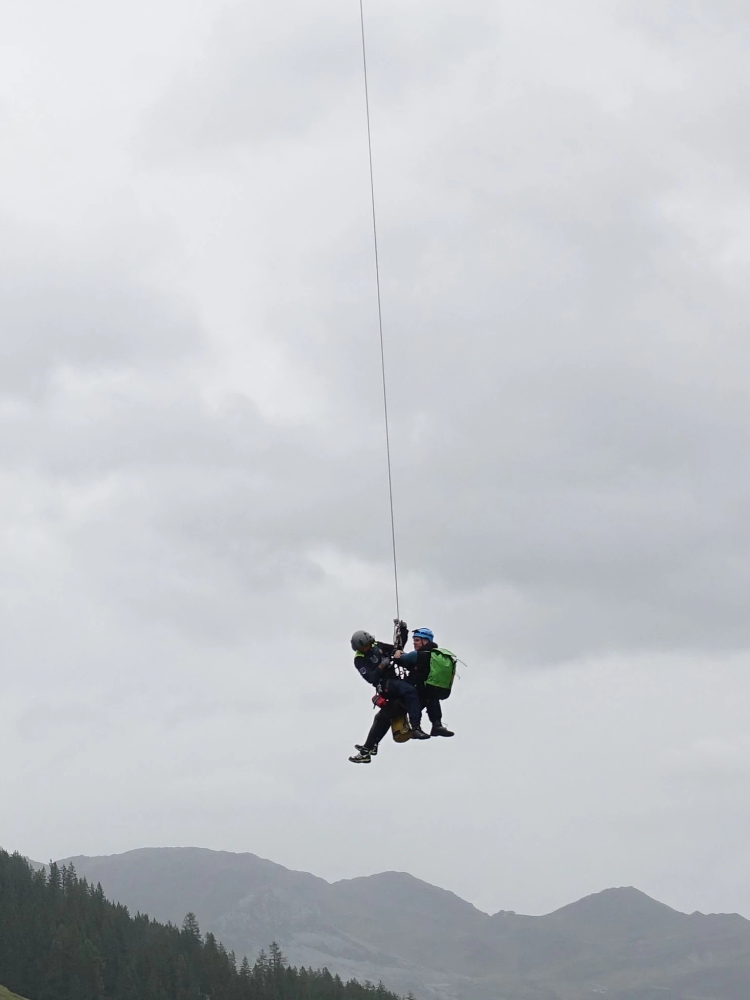 Drei Personen der Canyoning-Gruppe wurden von der Besatzung des Polizeihubschraubers "Libelle" ausgeflogen.