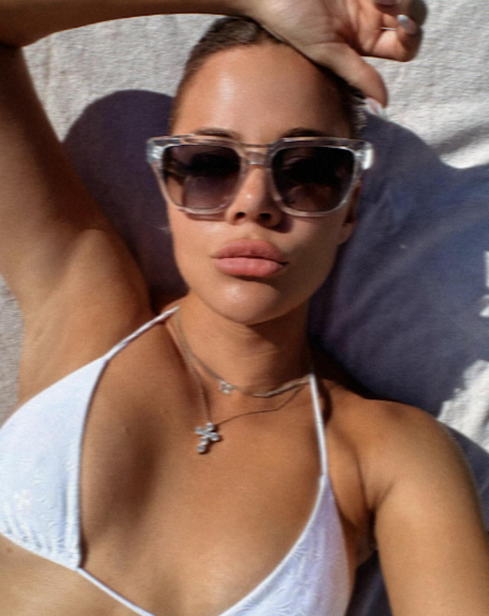 Khloé Kardashian chillt in der Sonne.