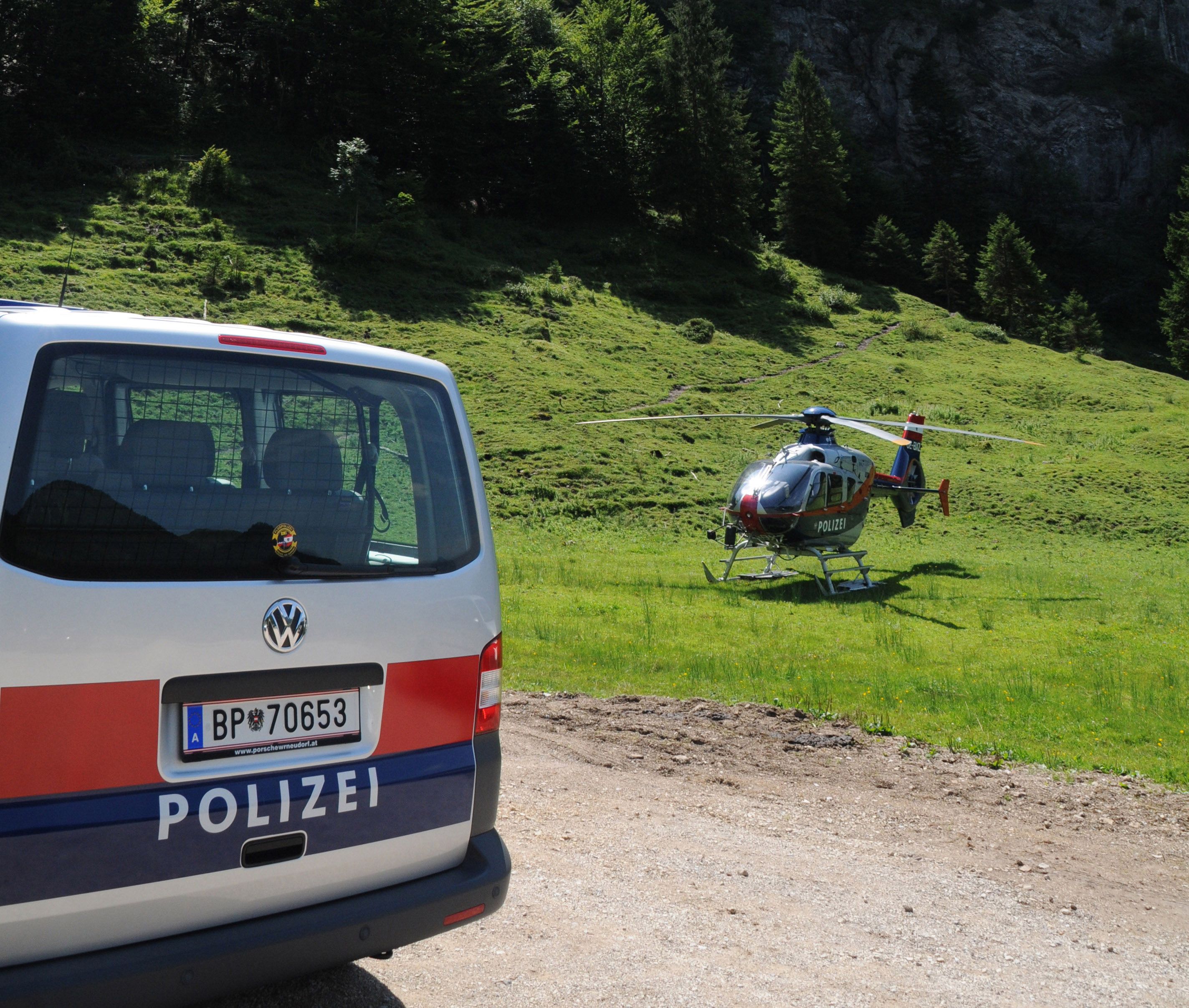 Walchsee-Polizeihubschrauber und Alpinpolizei im Klettersteiggebiet Ottenalm -Fotocredit: ZOOM.TIROL 