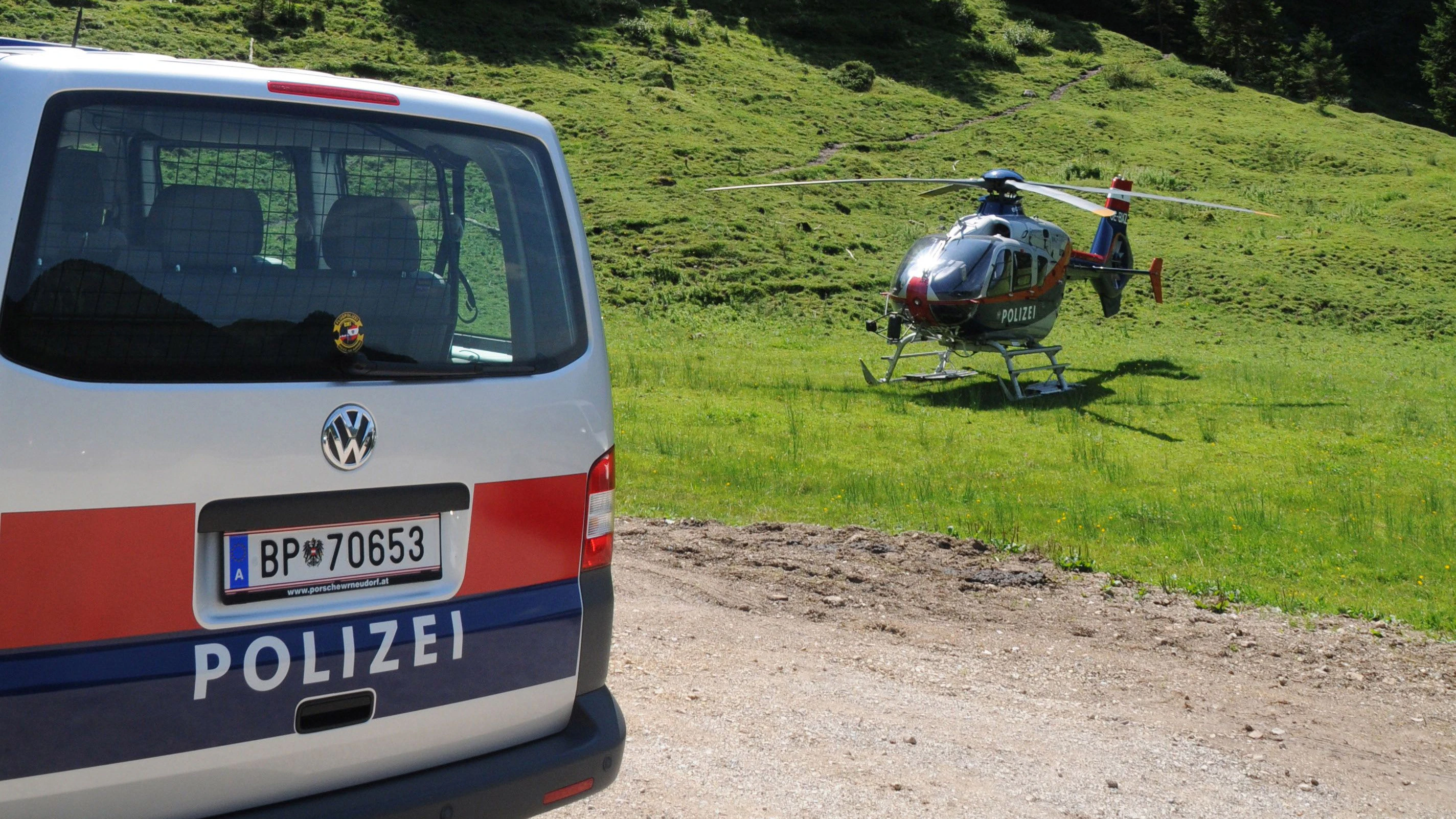Walchsee-Polizeihubschrauber und Alpinpolizei im Klettersteiggebiet Ottenalm -Fotocredit: ZOOM.TIROL 