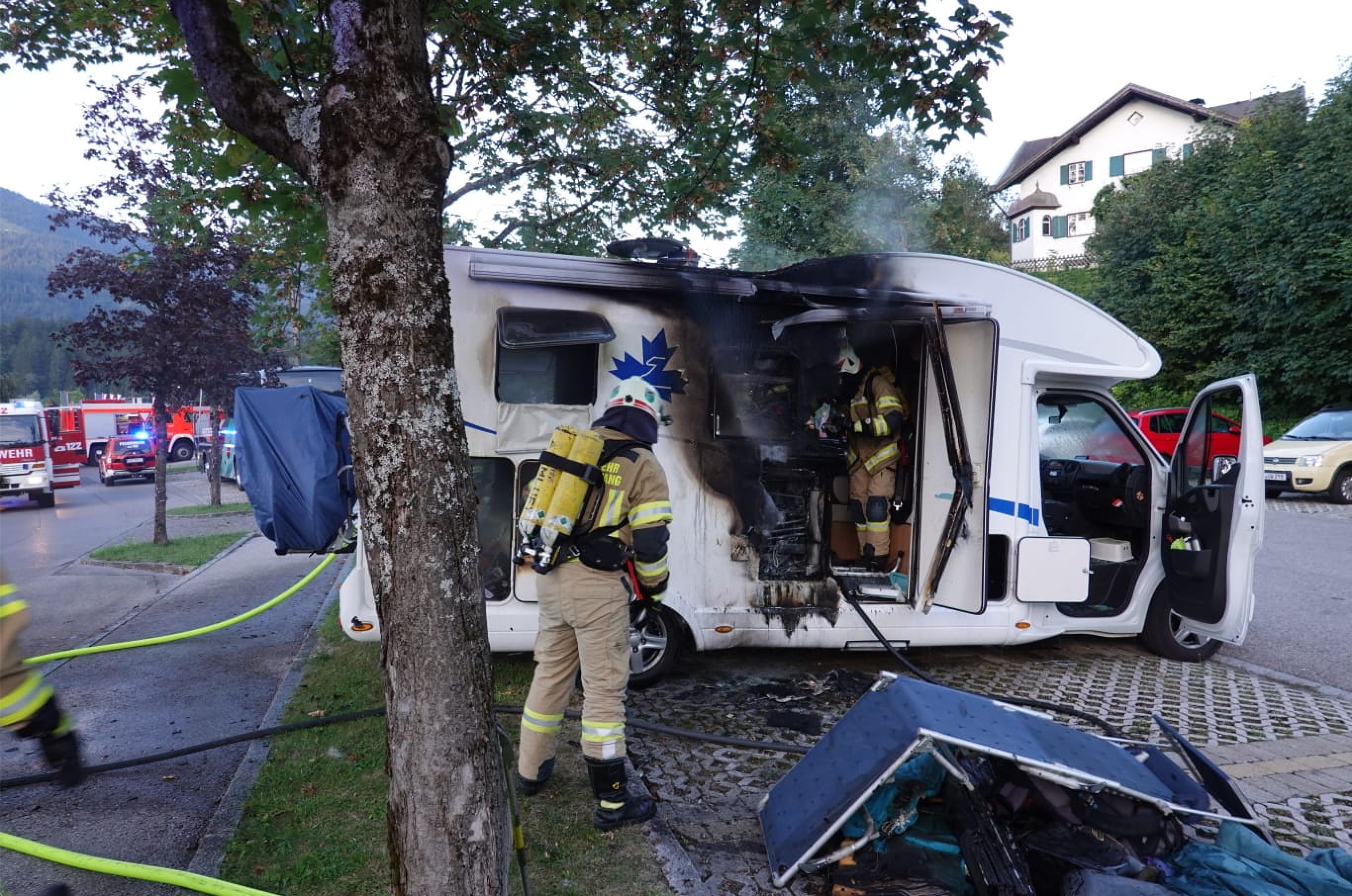 Feruwehreinsatz in Reutte. Am frühen Samstagabend kam es in Tirol zu einer Explosion eines Wohnwagens.