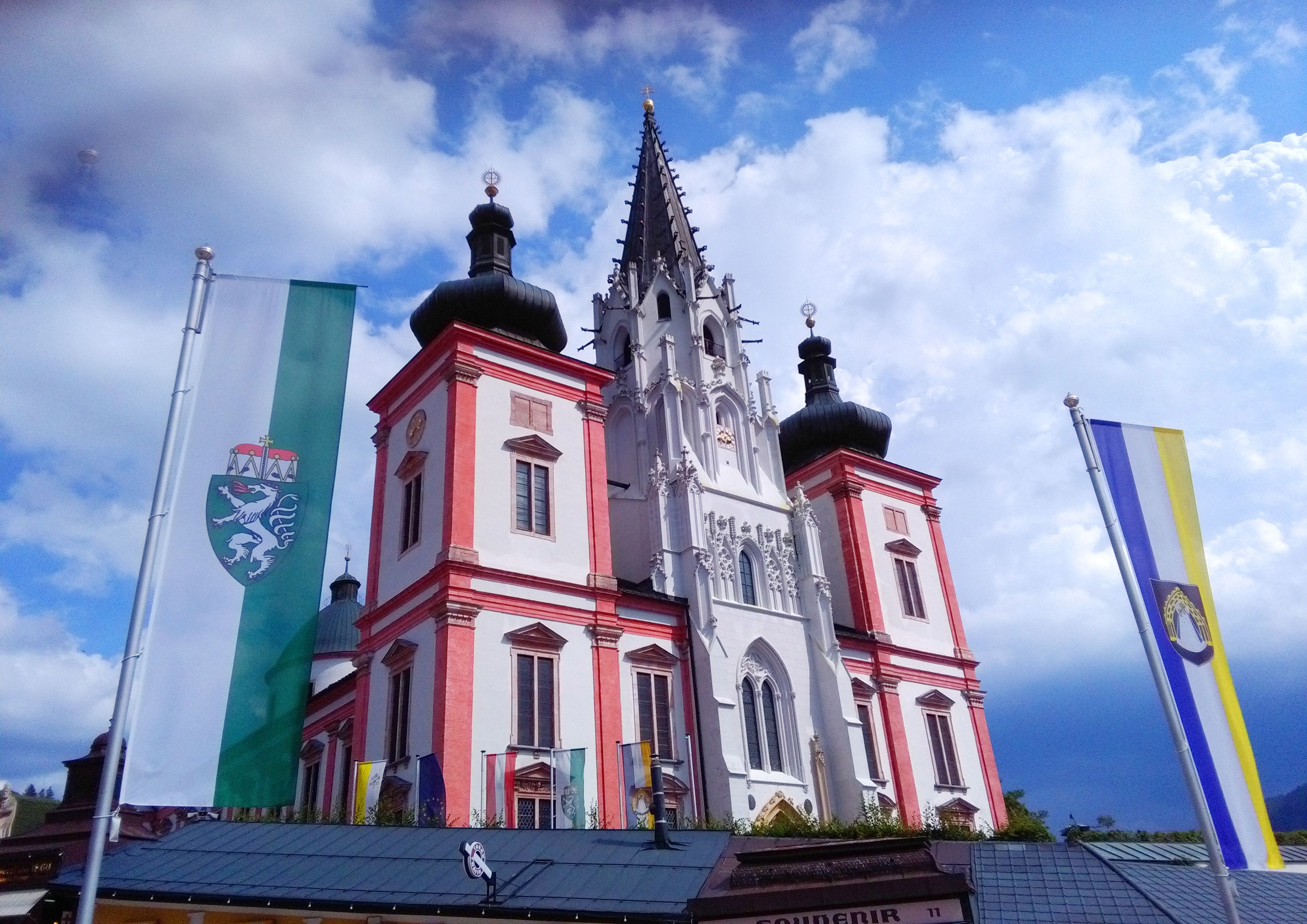 Die Basilika Mariazell mit steirischer Fahne. Sie ist ein beliebtes Ausflugsziel.