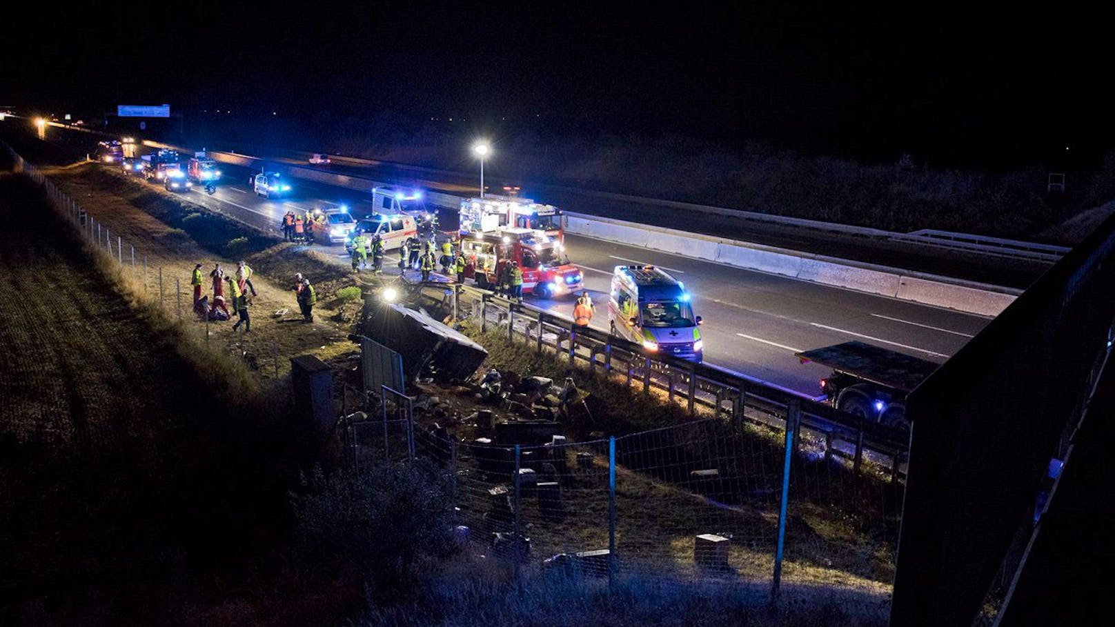 Ein vollbesetzter Kleinbus kam auf der Richtungsfahrbahn Wien im Gemeindegebiet von Traiskirchen gegen ca. 3.40 Uhr aus unbekannter Ursache nach rechts von der Fahrbahn ab und prallte vor einer Brücke frontal in die Randleitschiene.