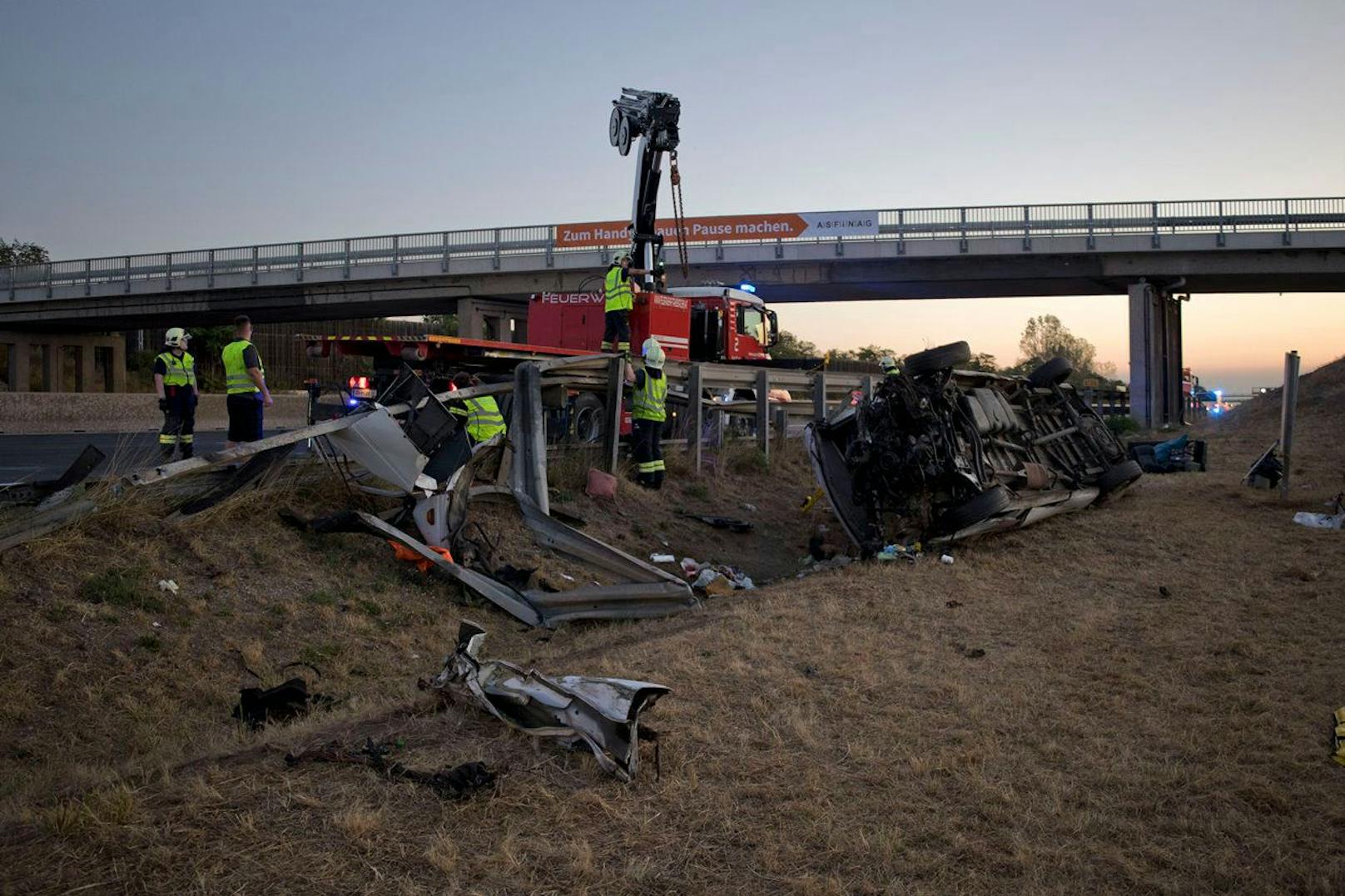 Ein vollbesetzter Kleinbus kam auf der Richtungsfahrbahn Wien im Gemeindegebiet von Traiskirchen gegen ca. 3.40 Uhr aus unbekannter Ursache nach rechts von der Fahrbahn ab und prallte vor einer Brücke frontal in die Randleitschiene.