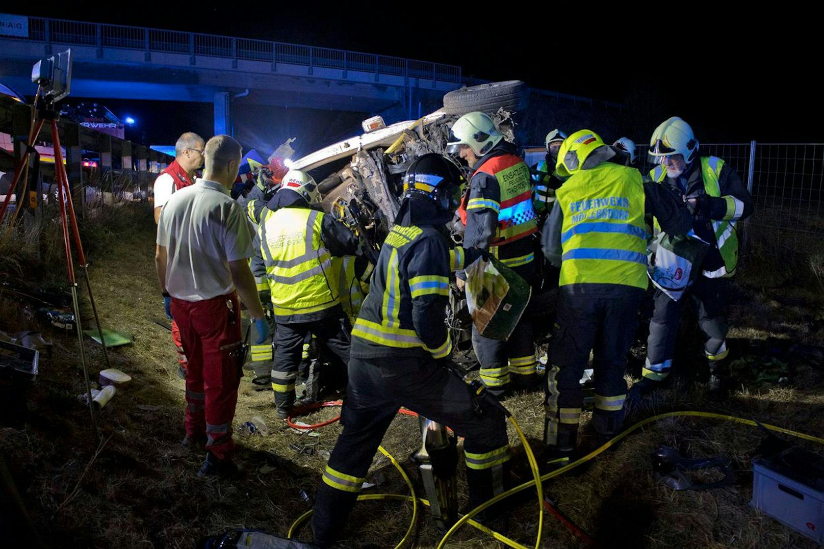 Die Bergung und Abtransport des Fahrzeugs sowie die Bergung des Kleintransporters übernahm die Feuerwehr.