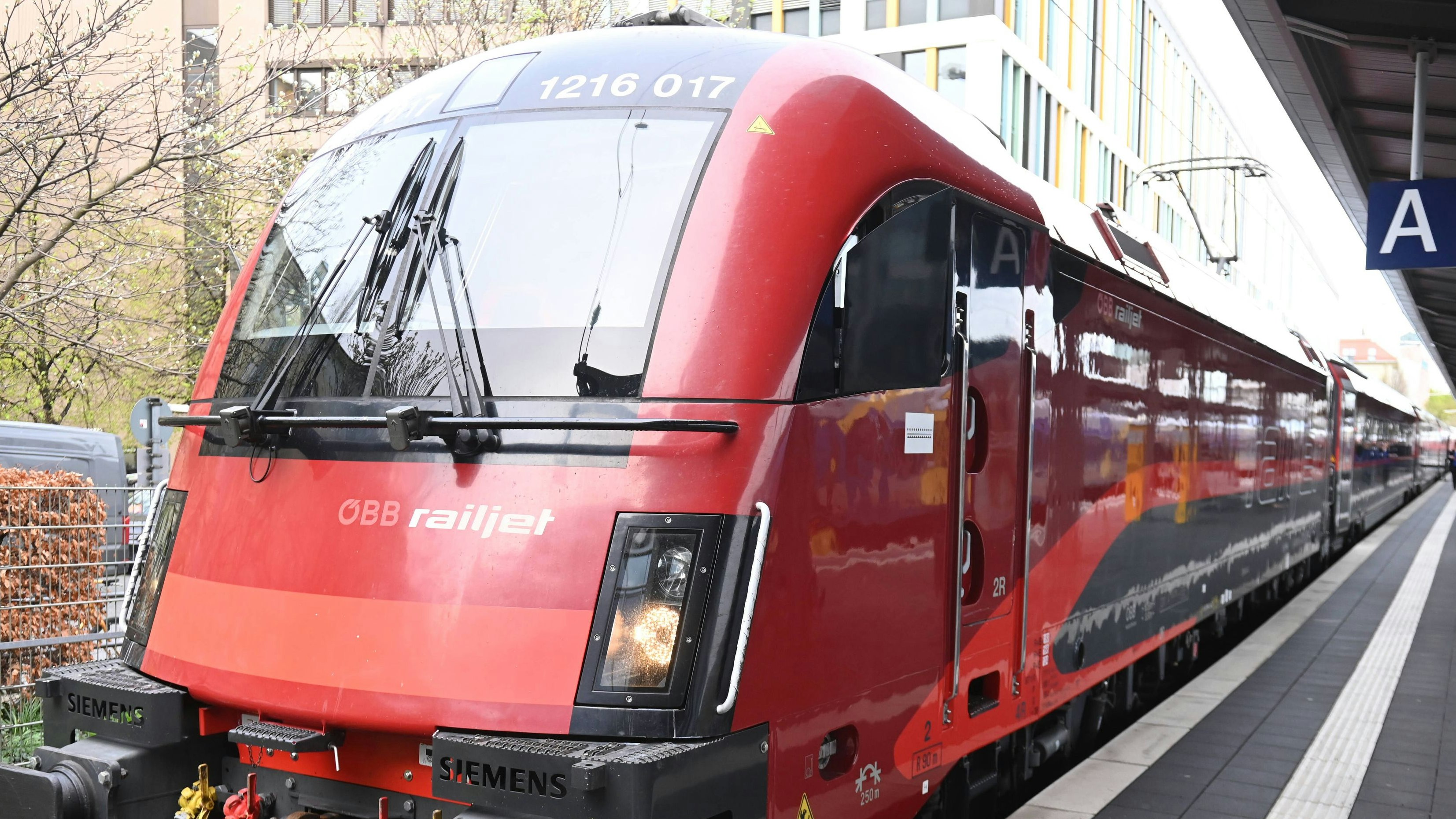 Ein ÖBB-Railjet in Warteposition am Bahnhof. (Symbolbild)