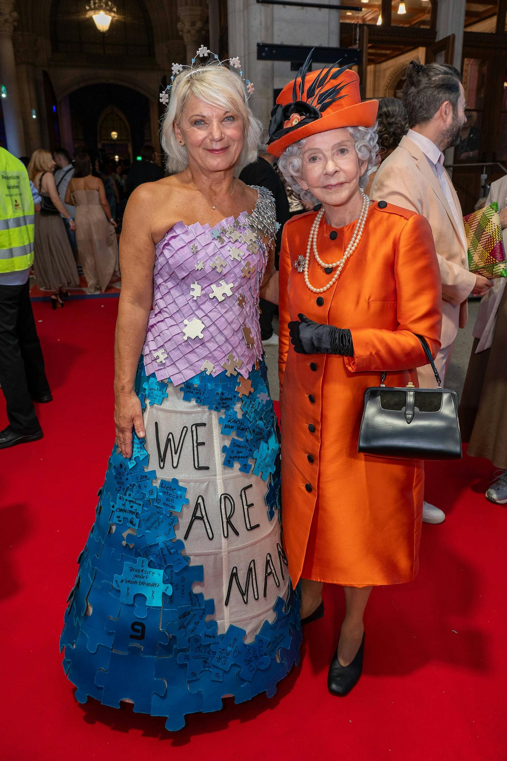 Dolores Schmidinger mit "Ball-Mutti" Monika Haider