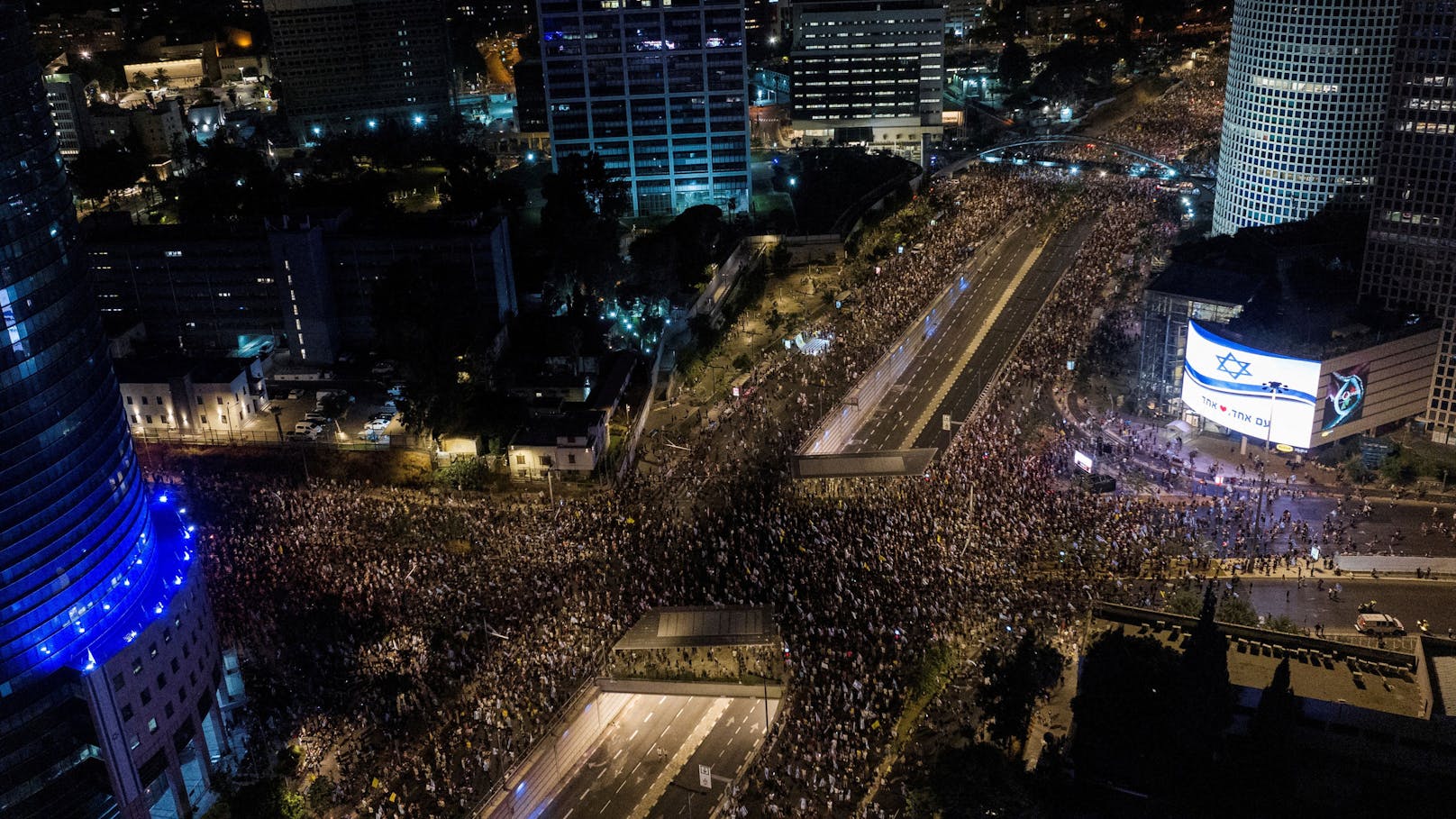 Am Samstagabend kam es in Tel Aviv erneut zu einer Großdemo für einen Geisel-Deal mit der Hamas. 