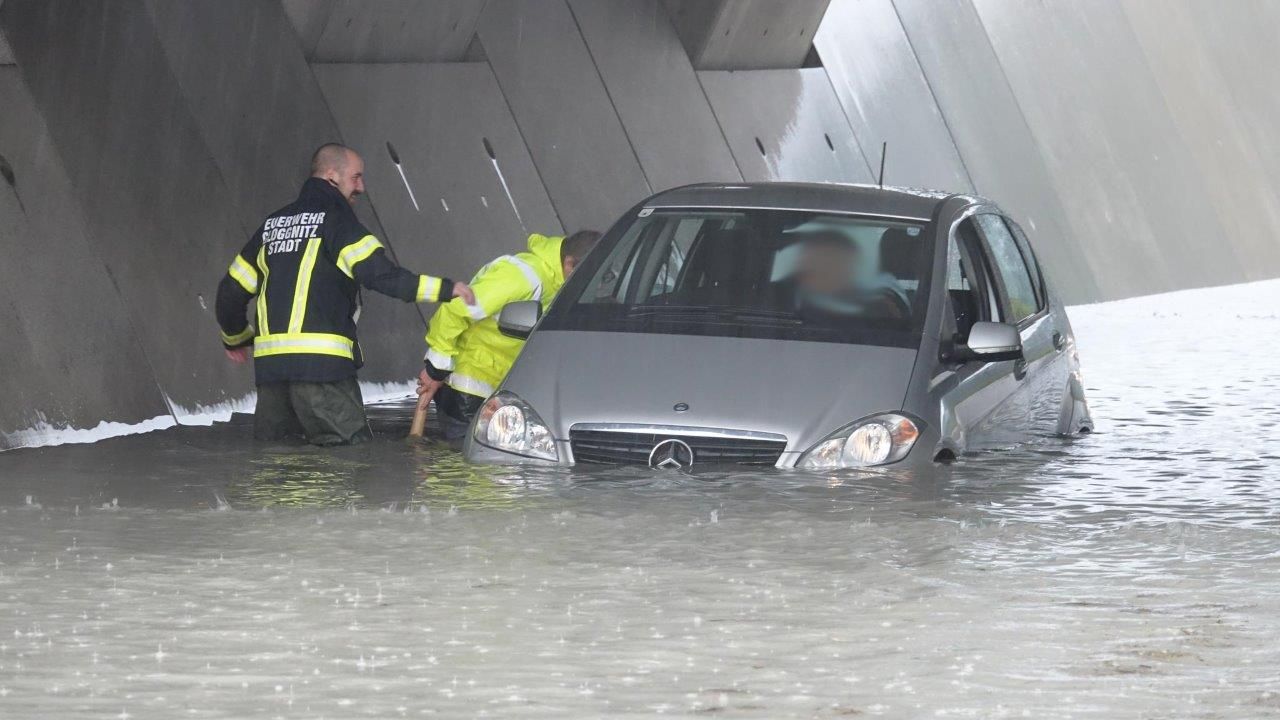 Bergungseinsatz der Feuerwehr nach einem Starkregen-Unwetter in Gloggnitz. (Archivbild).