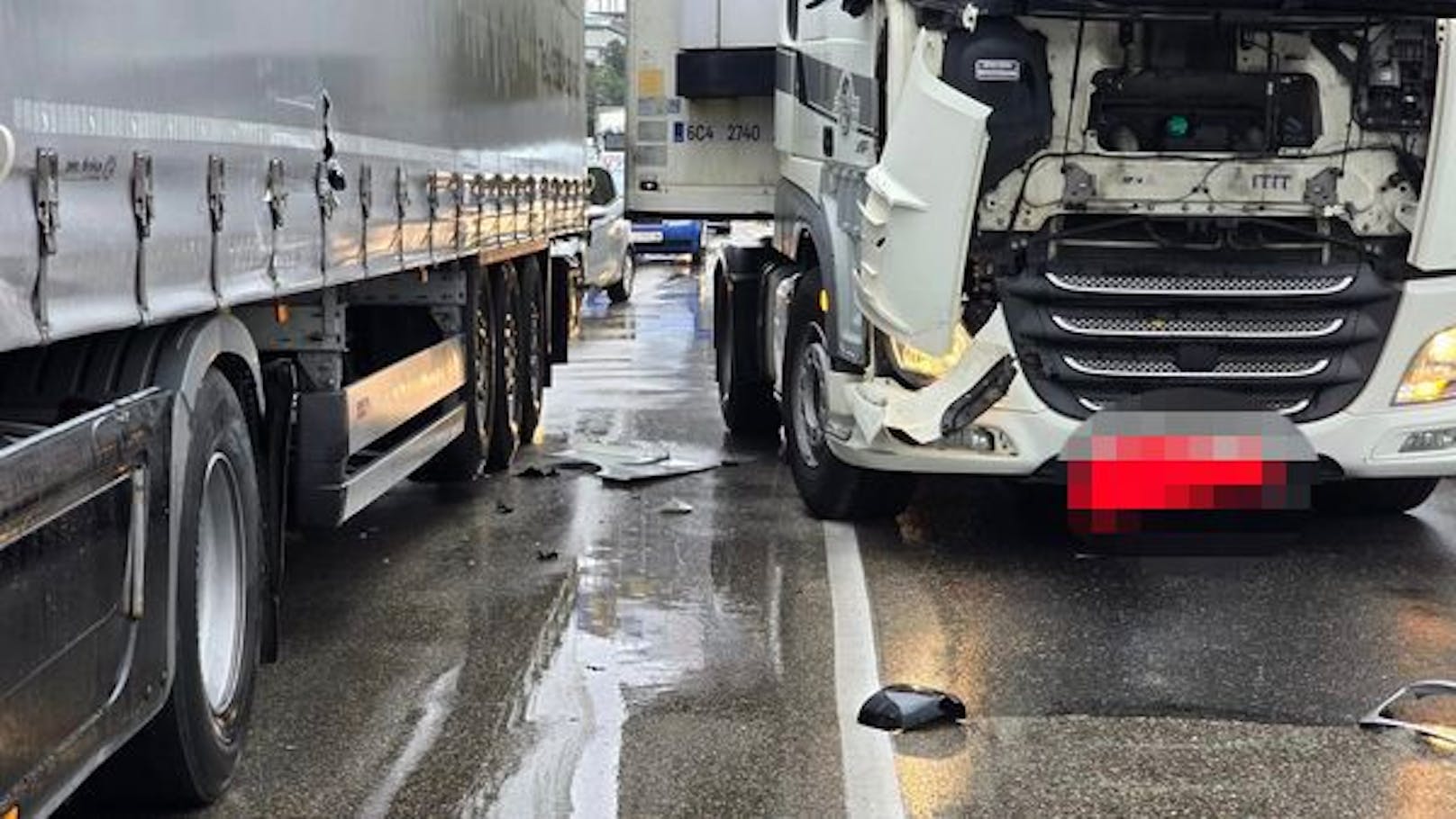 Zwei Lkw krachten in Linz im Frühverkehr zusammen. Folge war ein Verkehrschaos.