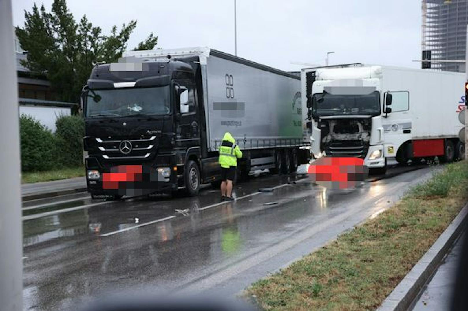 Zwei Lkw krachten in Linz im Frühverkehr zusammen. Folge war ein Verkehrschaos.