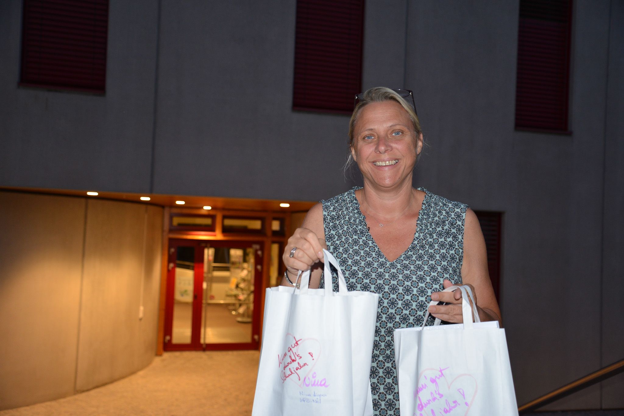 Nina Aigner, Spitzenkandidatin KPÖ-NÖ mit Sackerl für die Schulstart-Aktion