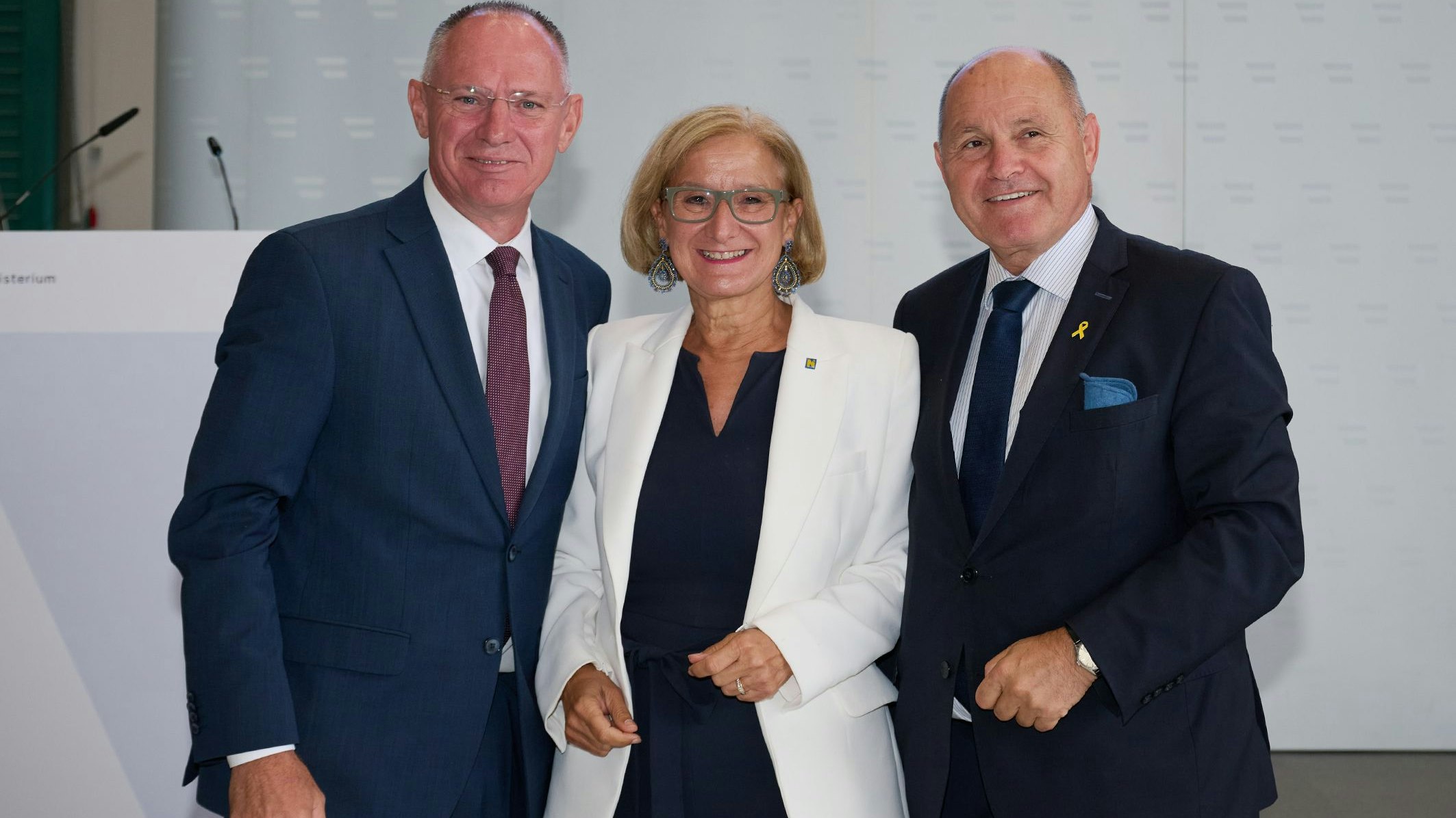Bundesinnenminister Gerhard Karner, Landeshauptfrau Johanna Mikl-Leitner und Nationalratspräsident Wolfgang Sobotka bei der Eröffnung des neuen Flugpolizei-Stützpunktes in Wr. Neustadt.