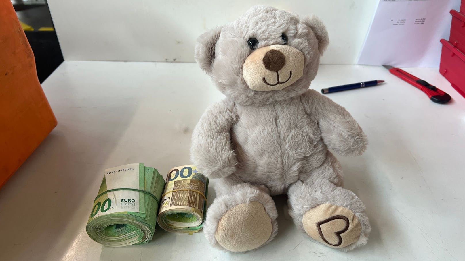 Goldbär flog auf– 21.000 Euro in Teddy versteckt