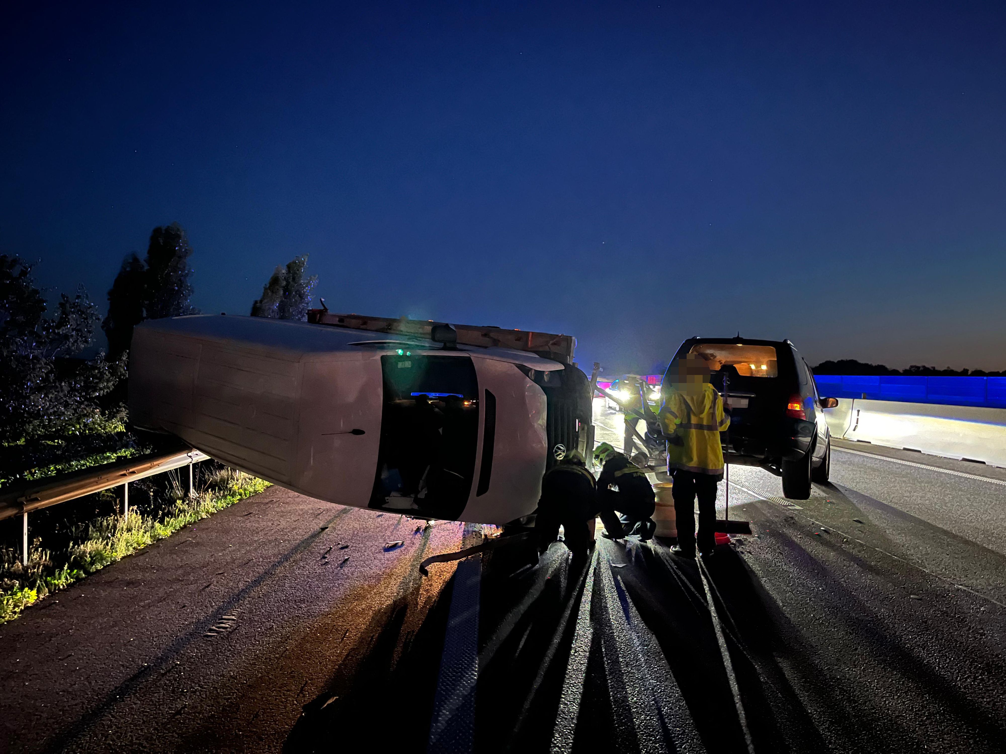 Balanceakt: Das geladene Fahrzeug blieb mit dem Heck auf der Leitplanke der S33 liegen