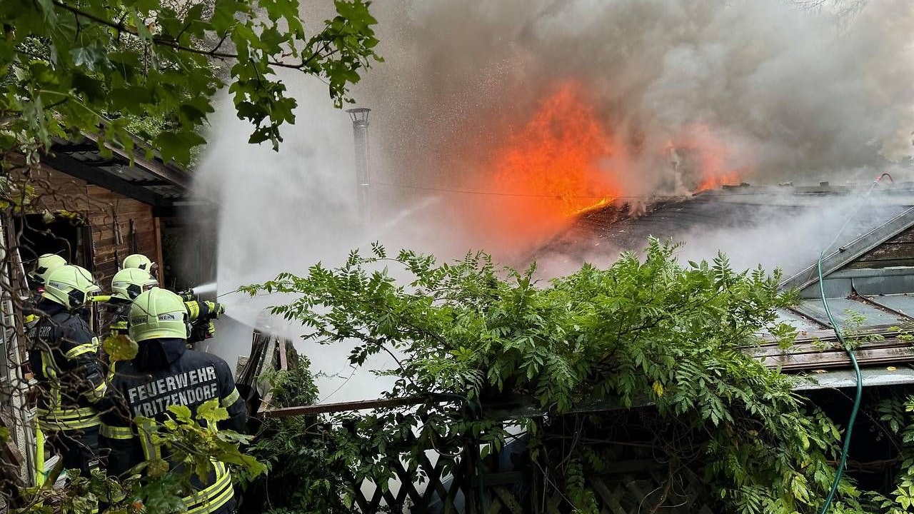 Gasflaschen explodierten, ein Haus steht in Vollbrand