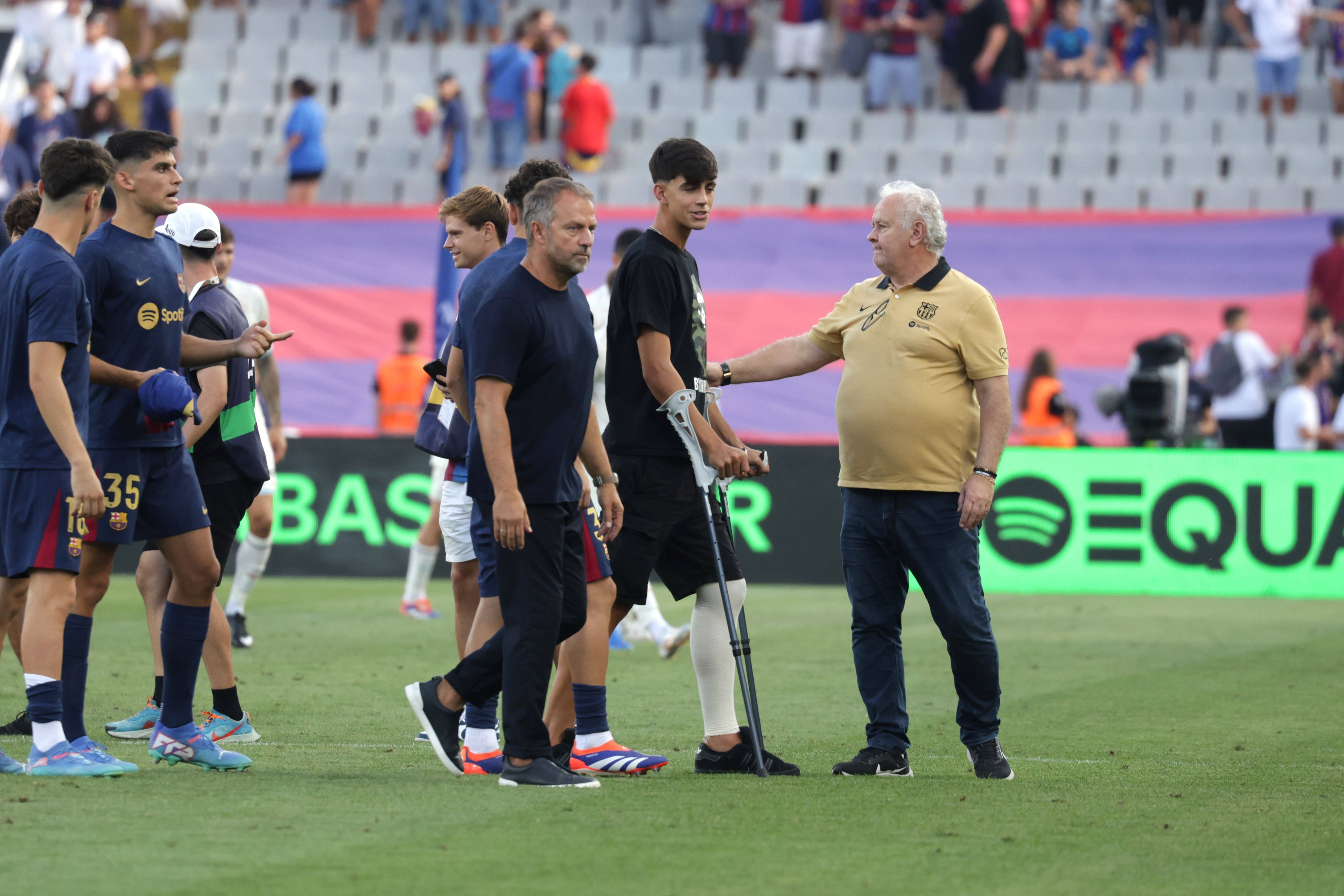 Marc Bernal zusammen mit dem neuen Barca-Trainer Hansi Flick.