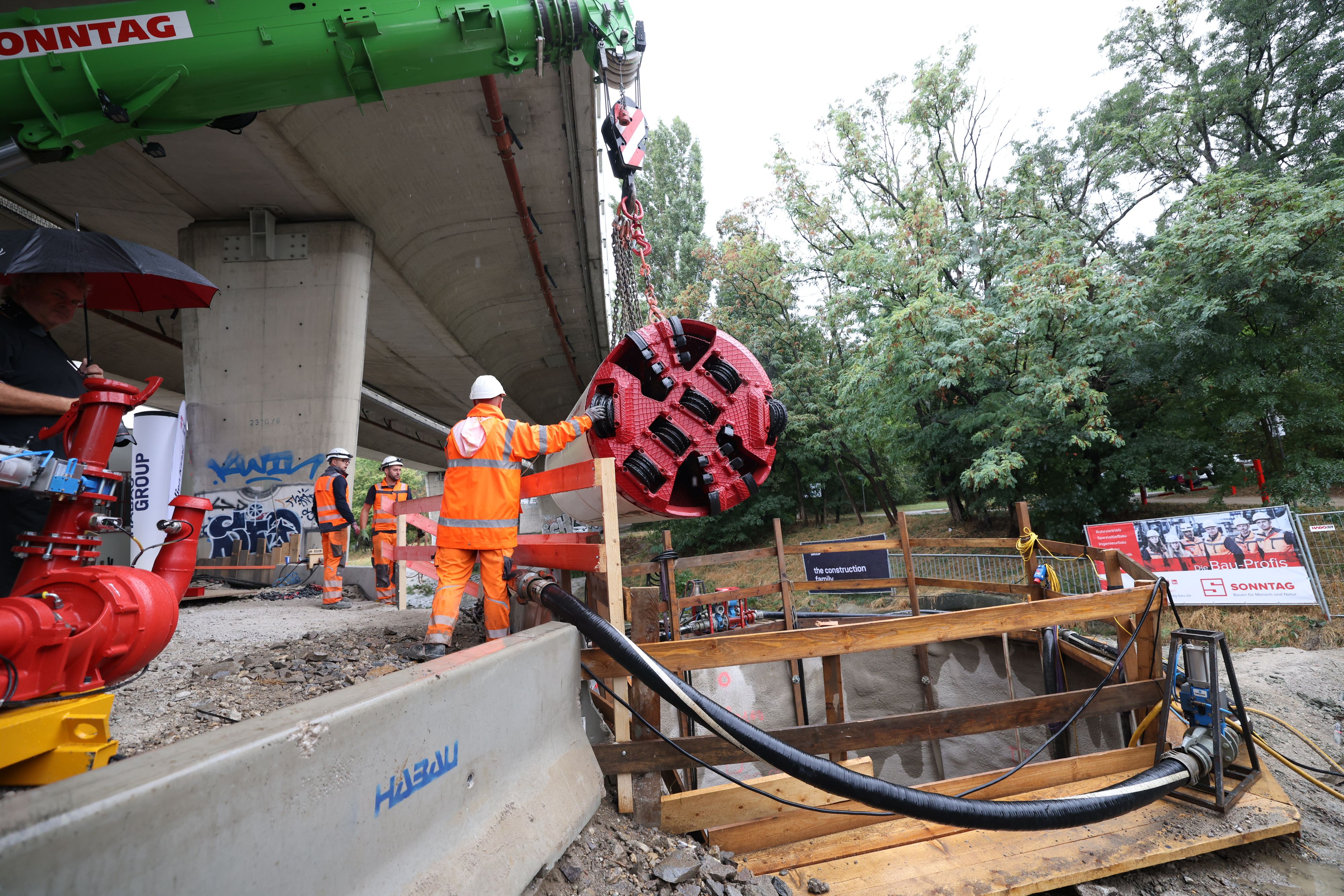 Am Liesingbach entsteht durch präzise Arbeit ein neuer Abwasserkanal