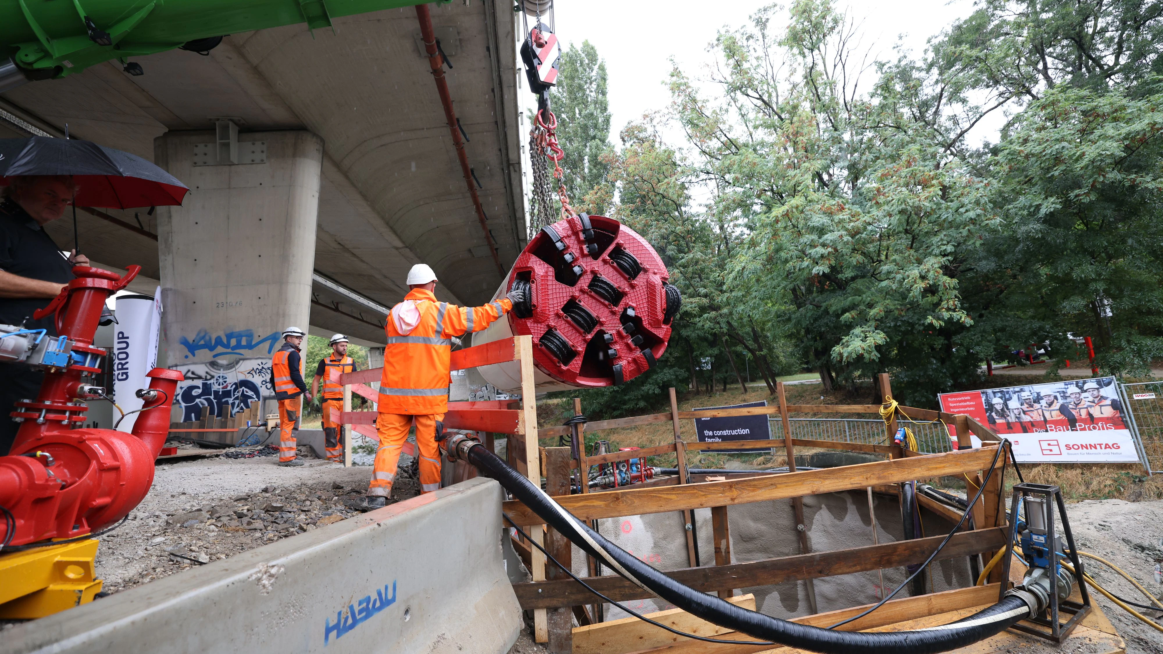 Am Liesingbach entsteht durch präzise Arbeit ein neuer Abwasserkanal
