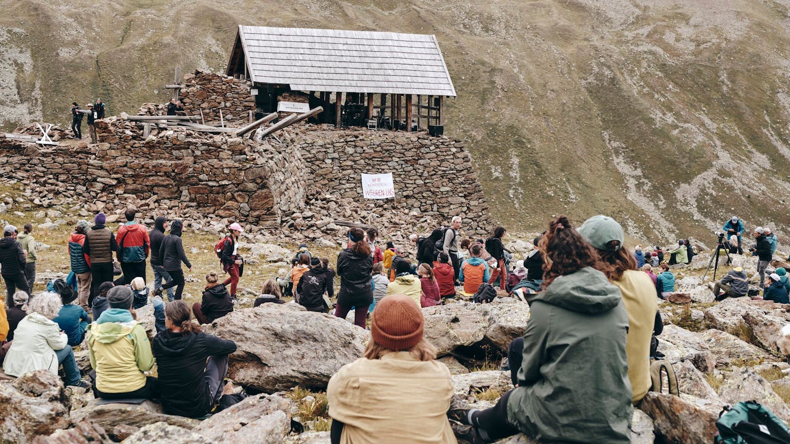 Tiroler "Alpen-Hippies" spielen in Bergen zum Protest