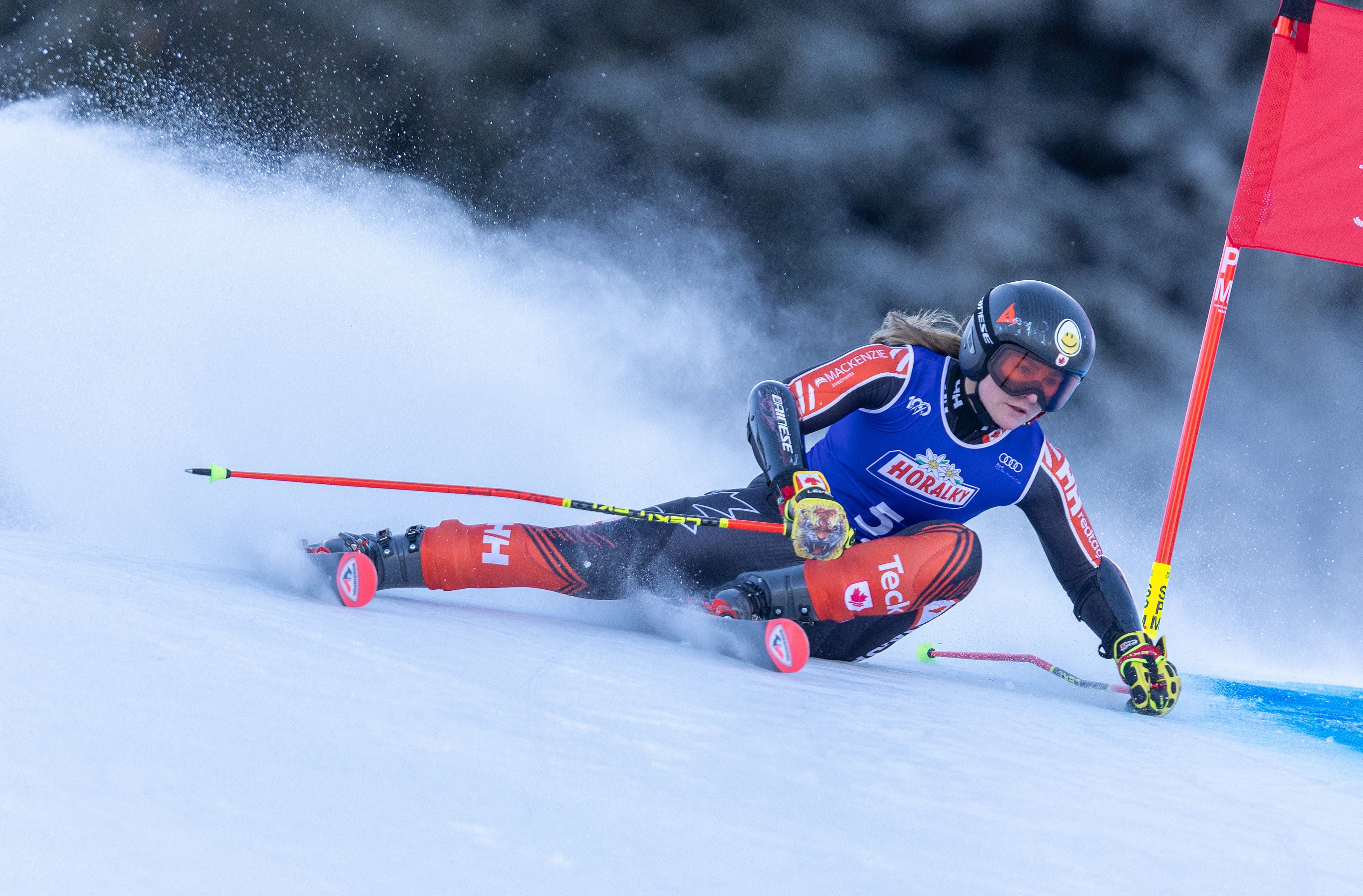 Valerie Grenier zieht ihre ersten Schwünge nach der schweren Verletzung.