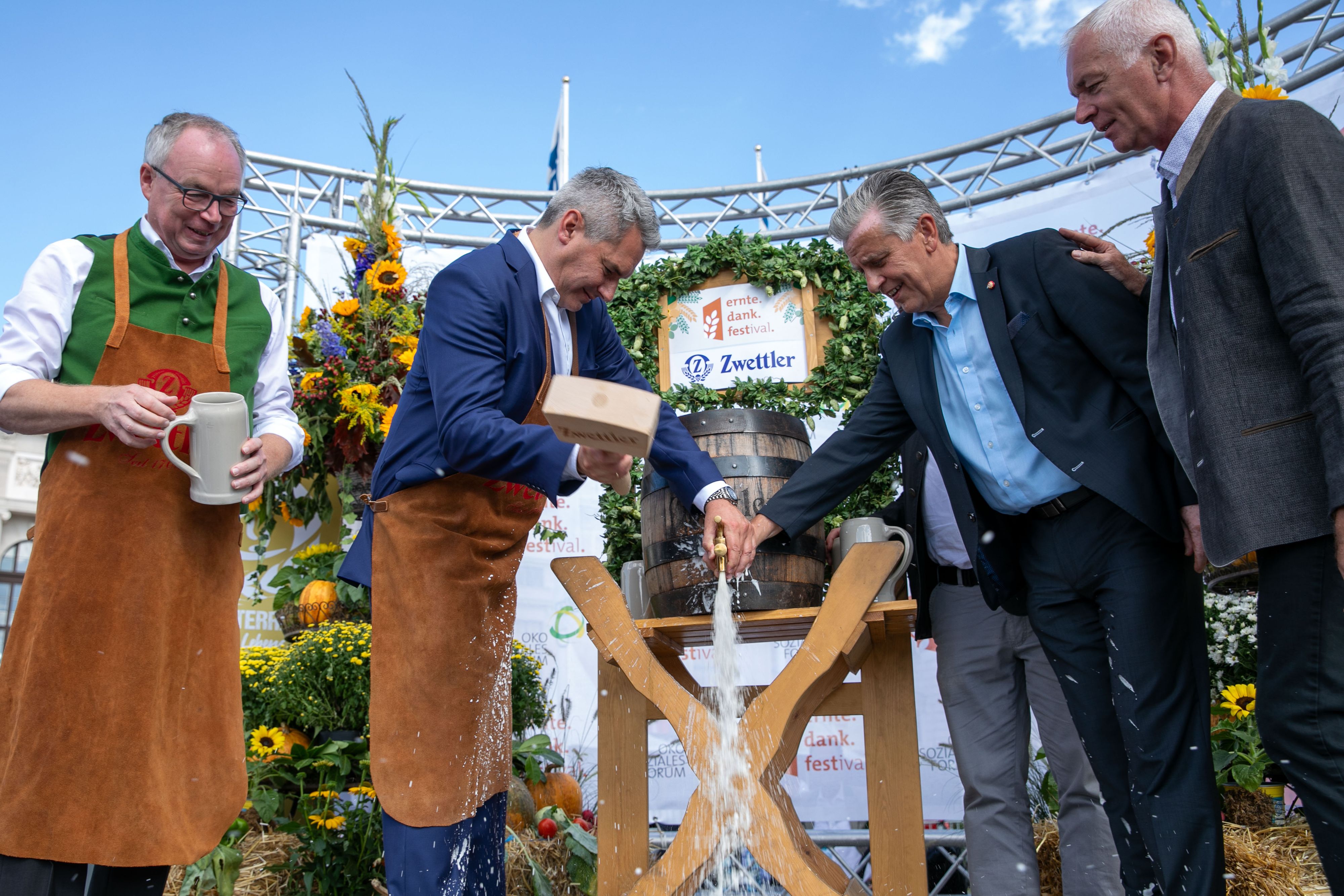 Bundeskanzler Nehammer (zweite von links) übernahm den Bieranstich