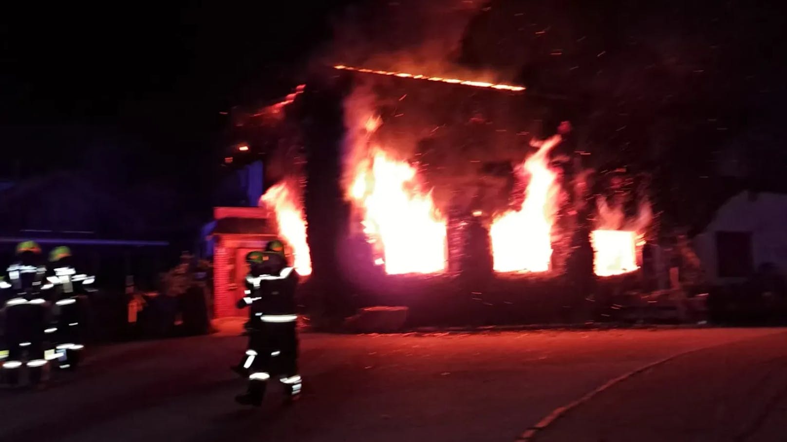 In der Nacht auf Dienstag kam es in Schönau im Mühlkreis (Bezirk Freistadt) zu einem schweren Brand in einer Asylunterkunft. Das Gebäude wurde dabei komplett zerstört.