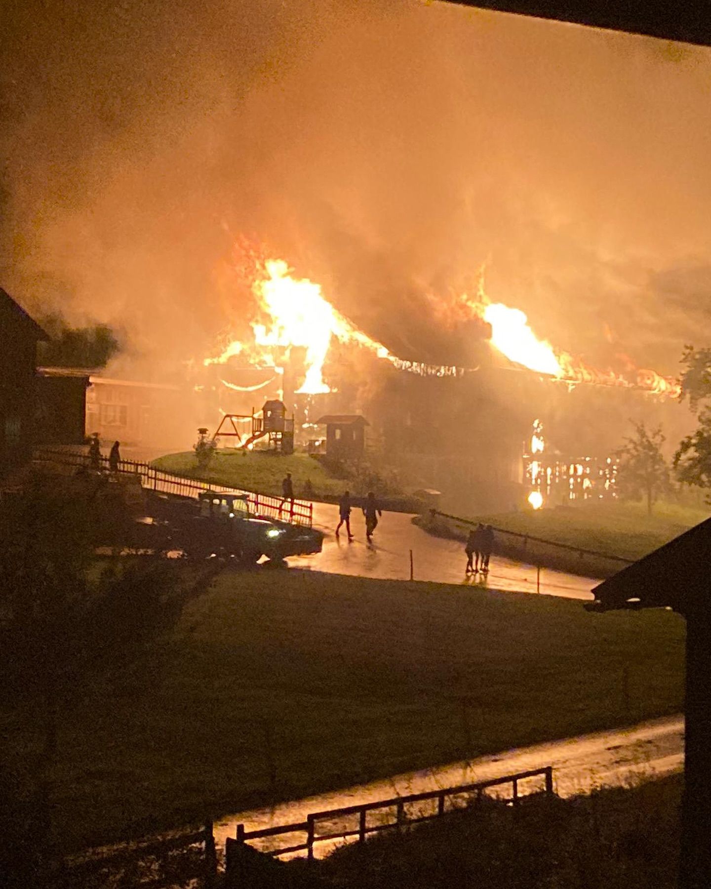 Der Stall stand nach wenigen Minuten in Vollbrand.