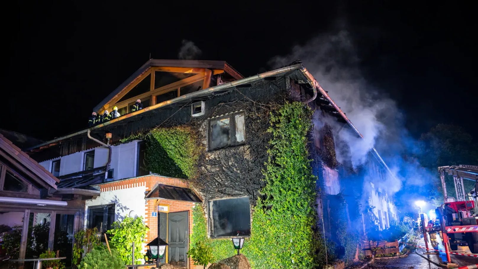 In der Nacht auf Dienstag kam es in Schönau im Mühlkreis (Bezirk Freistadt) zu einem schweren Brand in einer Asylunterkunft. Das Gebäude wurde dabei komplett zerstört.