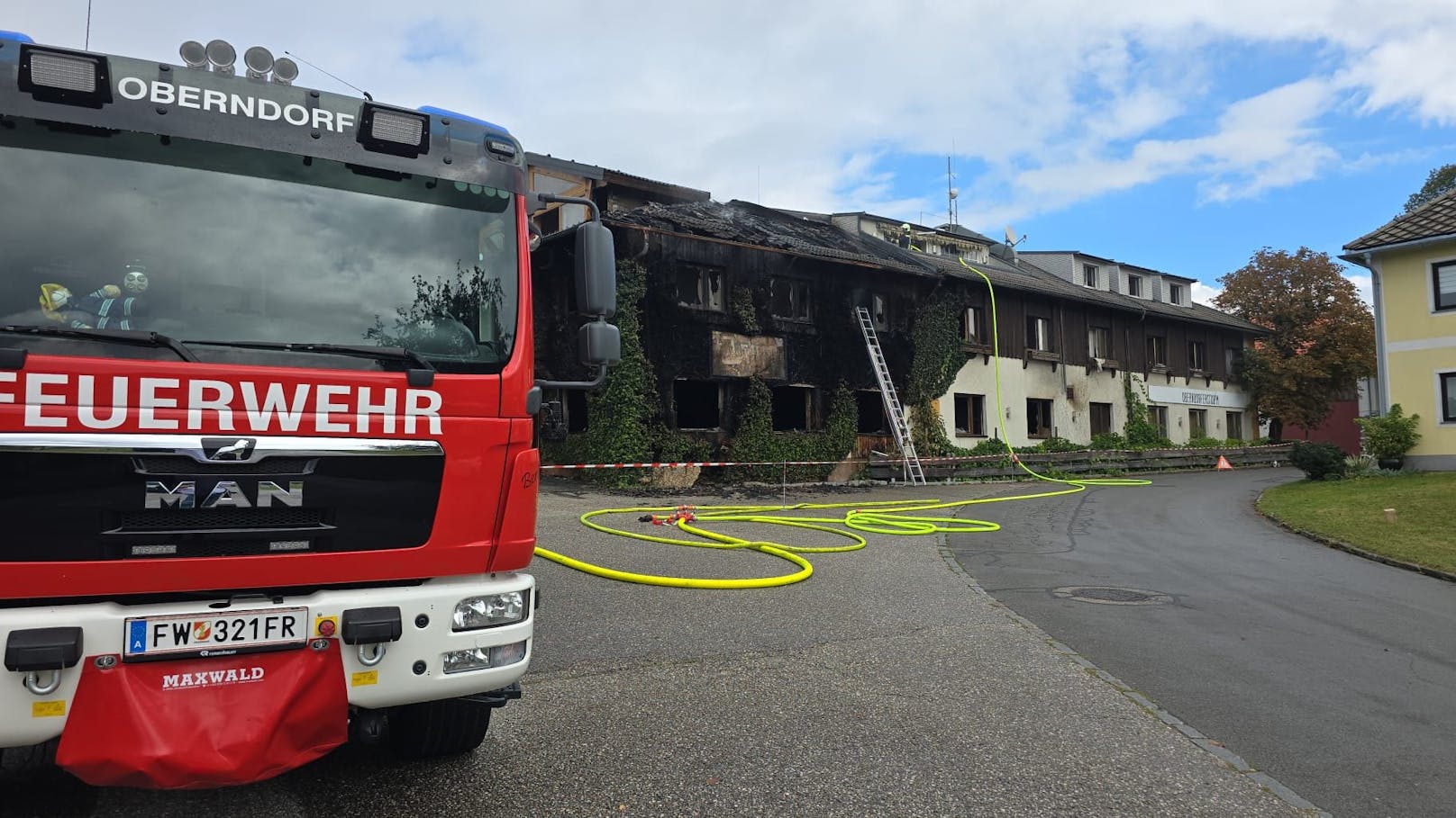 Die insgesamt 16 Asylwerber wohnen vorerst im Pfarrheim der Gemeinde.