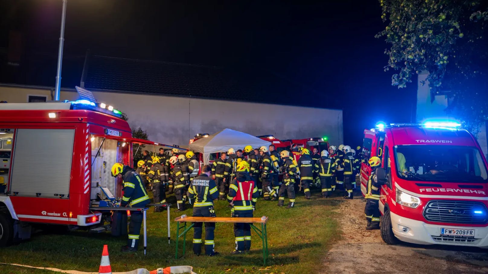 In der Nacht auf Dienstag kam es in Schönau im Mühlkreis (Bezirk Freistadt) zu einem schweren Brand in einer Asylunterkunft. Das Gebäude wurde dabei komplett zerstört.