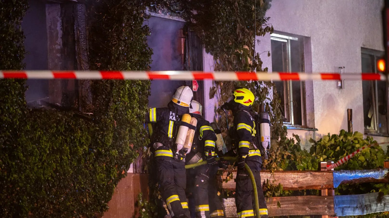 In der Nacht auf Dienstag kam es in Schönau im Mühlkreis (Bezirk Freistadt) zu einem schweren Brand in einer Asylunterkunft. Das Gebäude wurde dabei komplett zerstört.