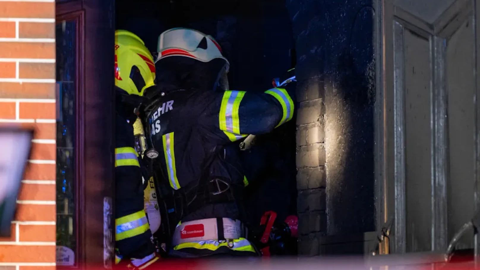 In der Nacht auf Dienstag kam es in Schönau im Mühlkreis (Bezirk Freistadt) zu einem schweren Brand in einer Asylunterkunft. Das Gebäude wurde dabei komplett zerstört.