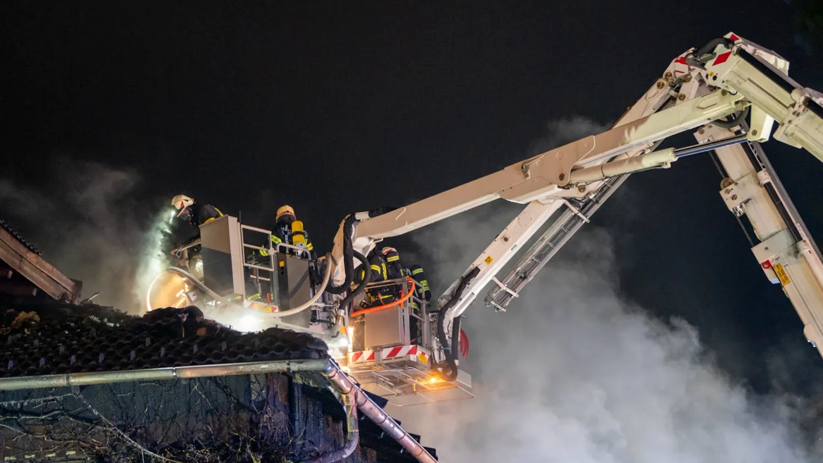 In der Nacht auf Dienstag kam es in Schönau im Mühlkreis (Bezirk Freistadt) zu einem schweren Brand in einer Asylunterkunft. Das Gebäude wurde dabei komplett zerstört.