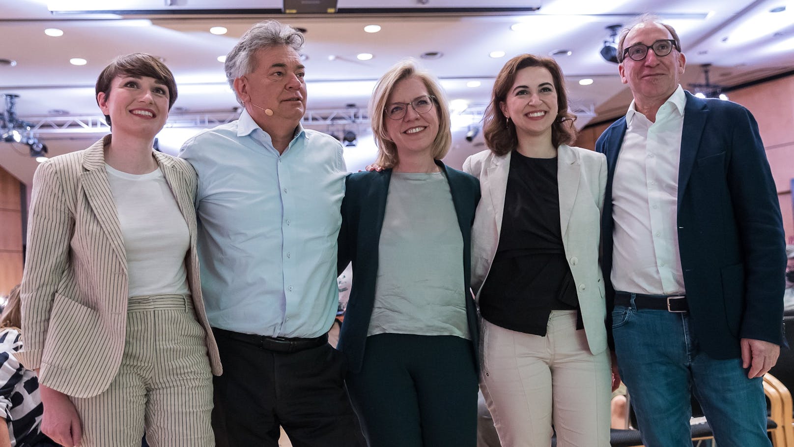 Arm in Arm kämpft die grüne Spitze um jede Wählerstimme: Sigi Maurer, Werner Kogler, Leonore Gewessler, Alma Zadic, Johannes Rauch.