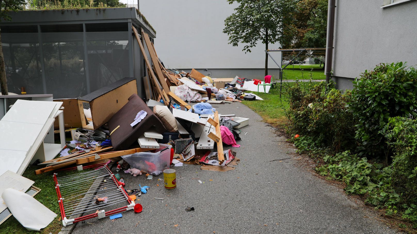 Da aber viele Migranten in der Siedlung leben und der Deutschensprache nicht so mächtig sind, entsorgen sie zusätzlich Kartonagen, Kleidung und diverse andere Gegenstände an den Sammelstellen.