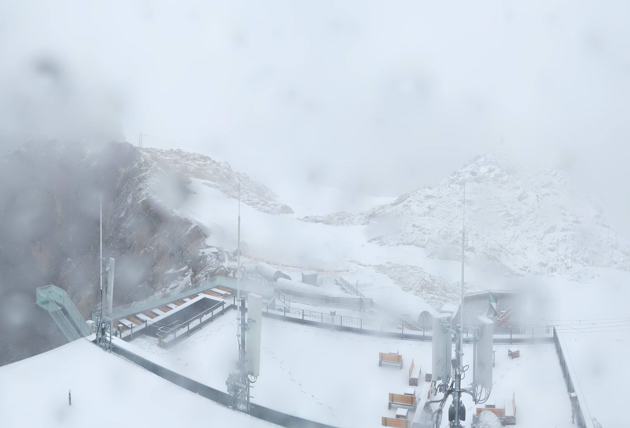 Massiver Winter-Einbruch im September: der schneebedeckte Dachsteingletscher.