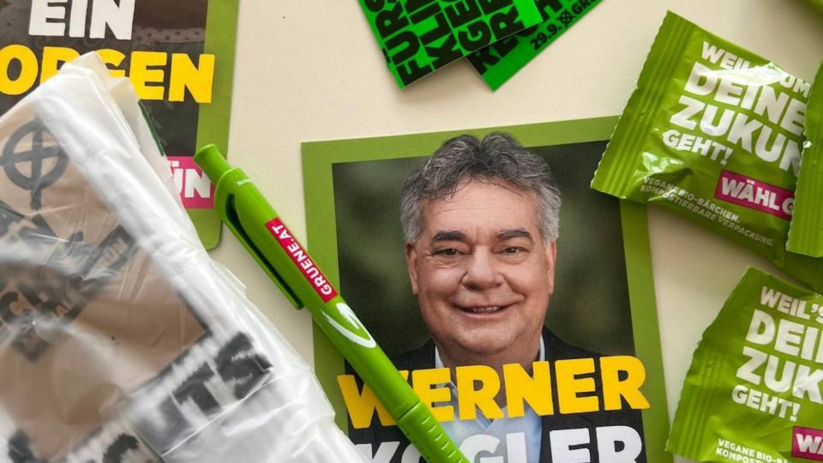 Socken, Kugelschreiber, vegane Gummibärlis, Sticker, Flyer – damit werben die Grünen im Straßenwahlkampf.