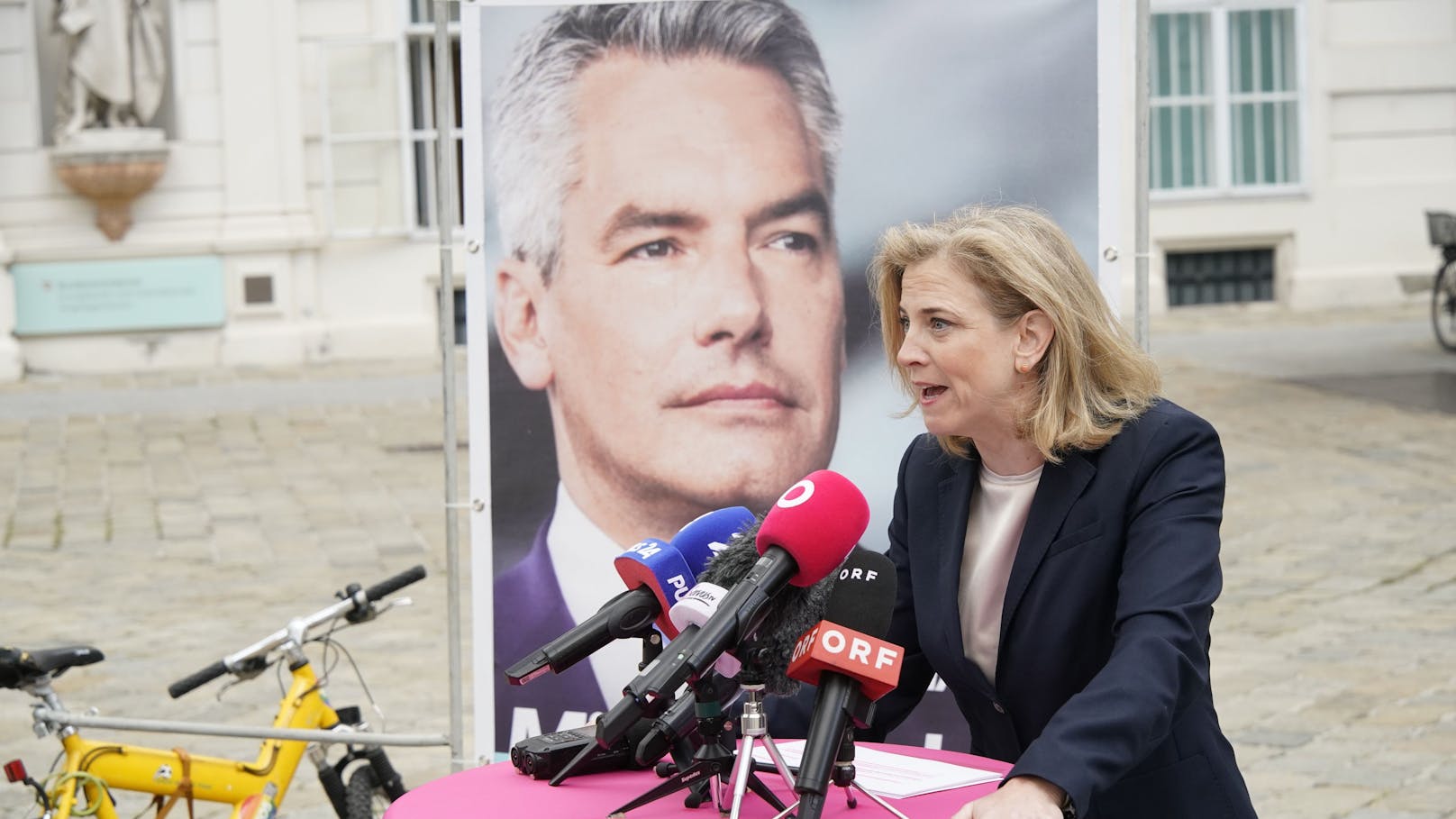 NEOS-Chefin Beate Meinl-Reisinger warnte in einer Pressekonferenz am Dienstag vor einer ÖVP-FPÖ-Koalition. Dabei präsentierte sie abgeänderte Plakate von Bundeskanzler Karl Nehammer.