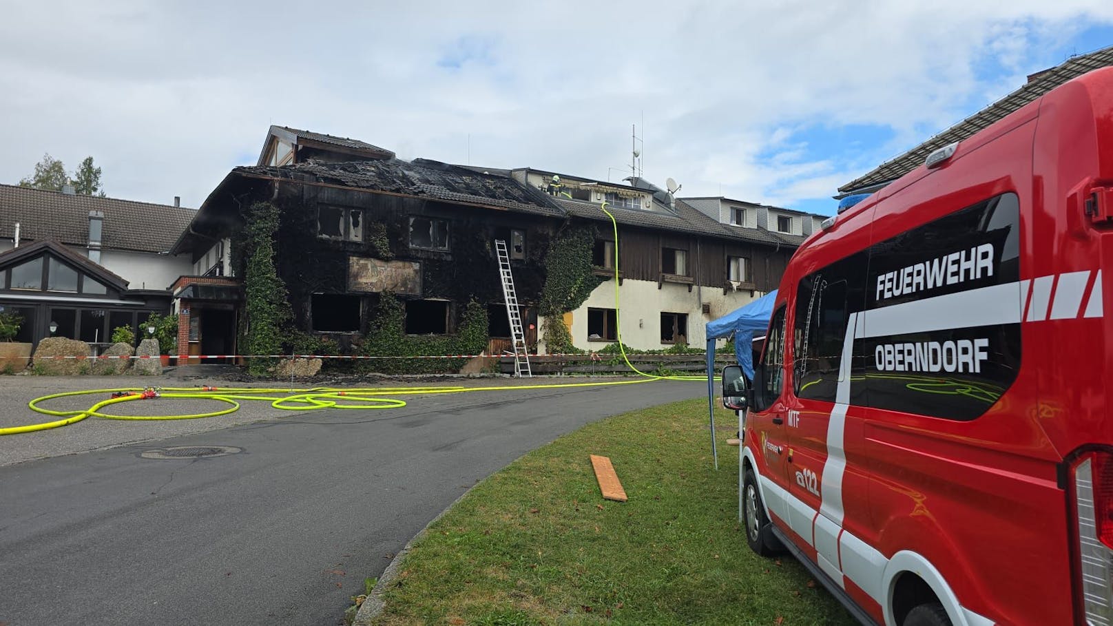 Auch die Feuerwehr Oberndorf ist noch vor Ort.