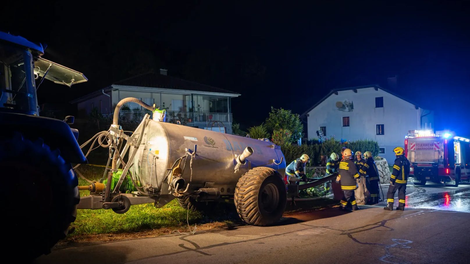 In der Nacht auf Dienstag kam es in Schönau im Mühlkreis (Bezirk Freistadt) zu einem schweren Brand in einer Asylunterkunft. Das Gebäude wurde dabei komplett zerstört.