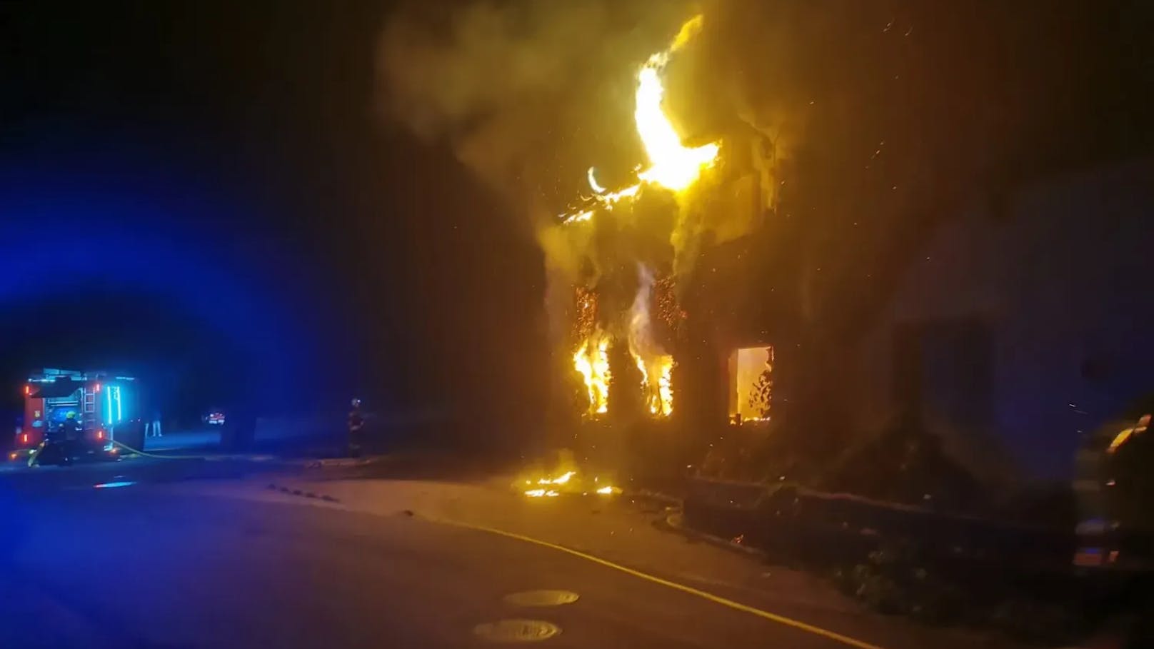 In der Nacht auf Dienstag kam es in Schönau im Mühlkreis (Bezirk Freistadt) zu einem schweren Brand in einer Asylunterkunft. Das Gebäude wurde dabei komplett zerstört.