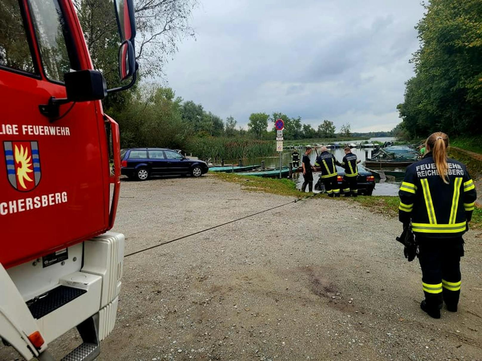 In Reichersberg am Inn ist ein Auto im Wasser versunken. Die Besitzer fuhren unabsichtlich los, konnten sich noch retten.