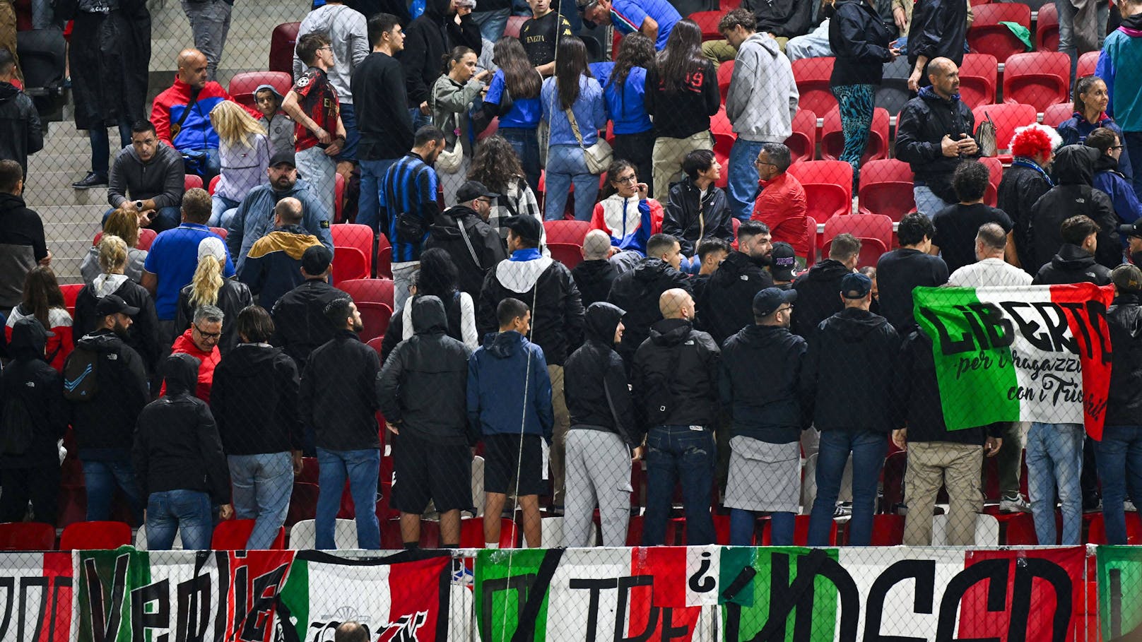 Italien-Fans protestieren während israelischer Hymne