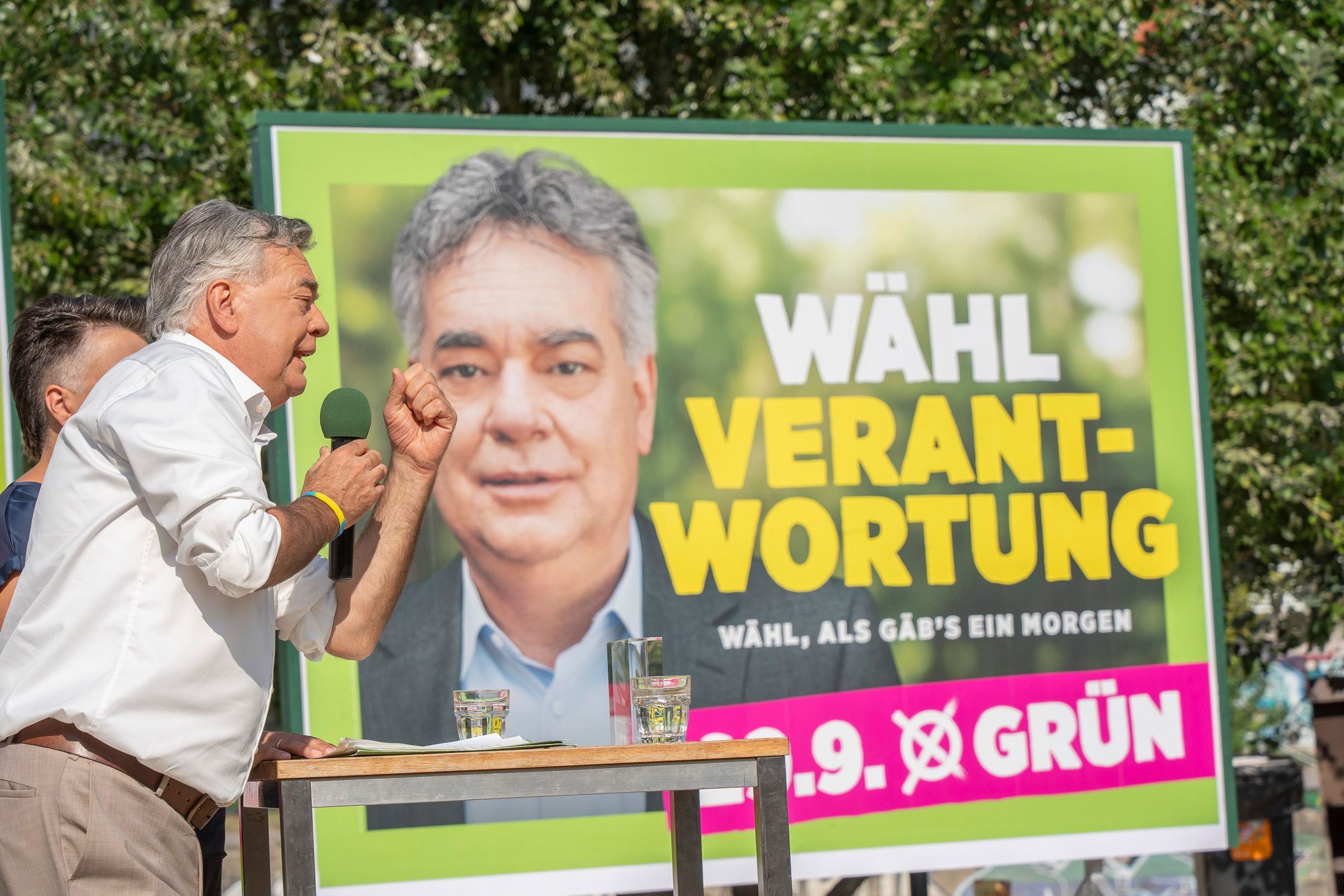 Grünen-Chef und Vizekanzler Werner Kogler bei der Präsentation seiner neuen Wahlplakate.