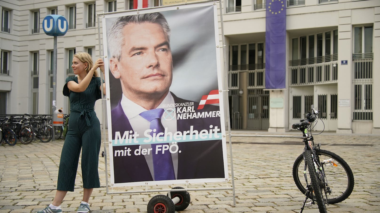 NEOS-Chefin Beate Meinl-Reisinger warnte in einer Pressekonferenz am Dienstag vor einer ÖVP-FPÖ-Koalition. Dabei präsentierte sie abgeänderte Plakate von Bundeskanzler Karl Nehammer.