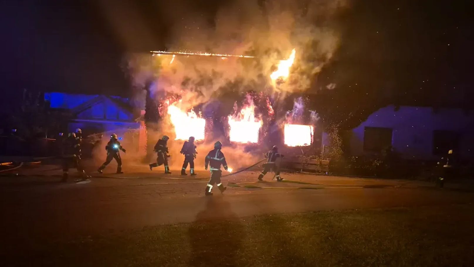 In der Nacht auf Dienstag kam es in Schönau im Mühlkreis (Bezirk Freistadt) zu einem schweren Brand in einer Asylunterkunft. Das Gebäude wurde dabei komplett zerstört.