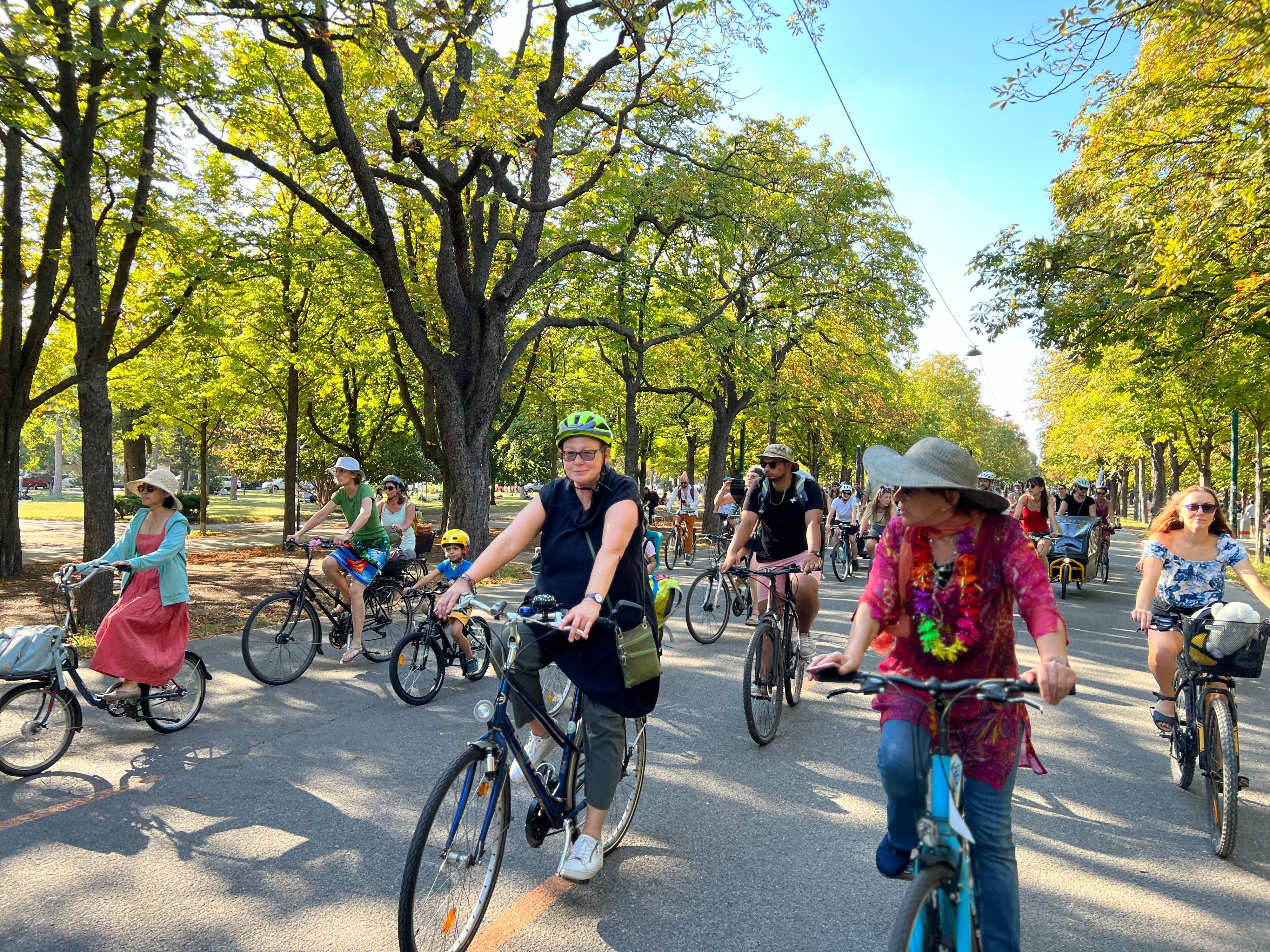 Im Abendkleid für eine bessere Radinfrastruktur beim Vienna Woman Bike Ride
